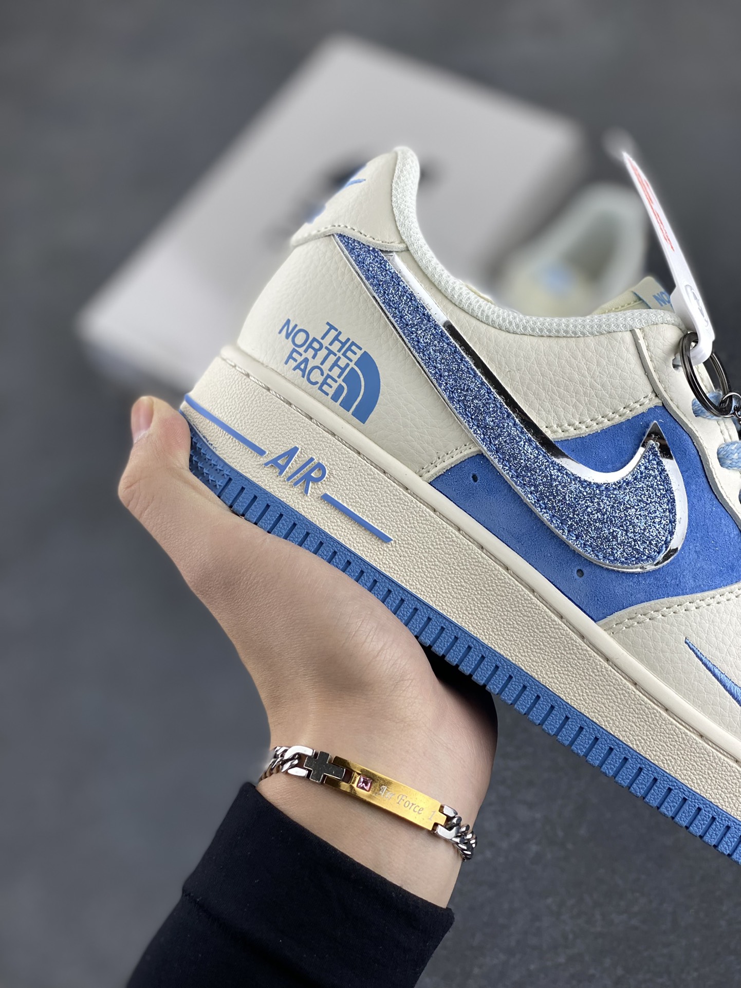 图片[6]-NIke Air Force 1 \’07 Low “北面联名”空军一号 低帮 运动鞋 休闲鞋 折边针车 工艺难度大 原楦头原纸板 原装鞋盒 定制五金配件 内置全掌气垫 原厂鞋底 货号：QY6818-534 尺码：36 36.5 37.5 38 38.5 39 40 40.5 41 42 42.5 43 44 44.5 45-选品中心