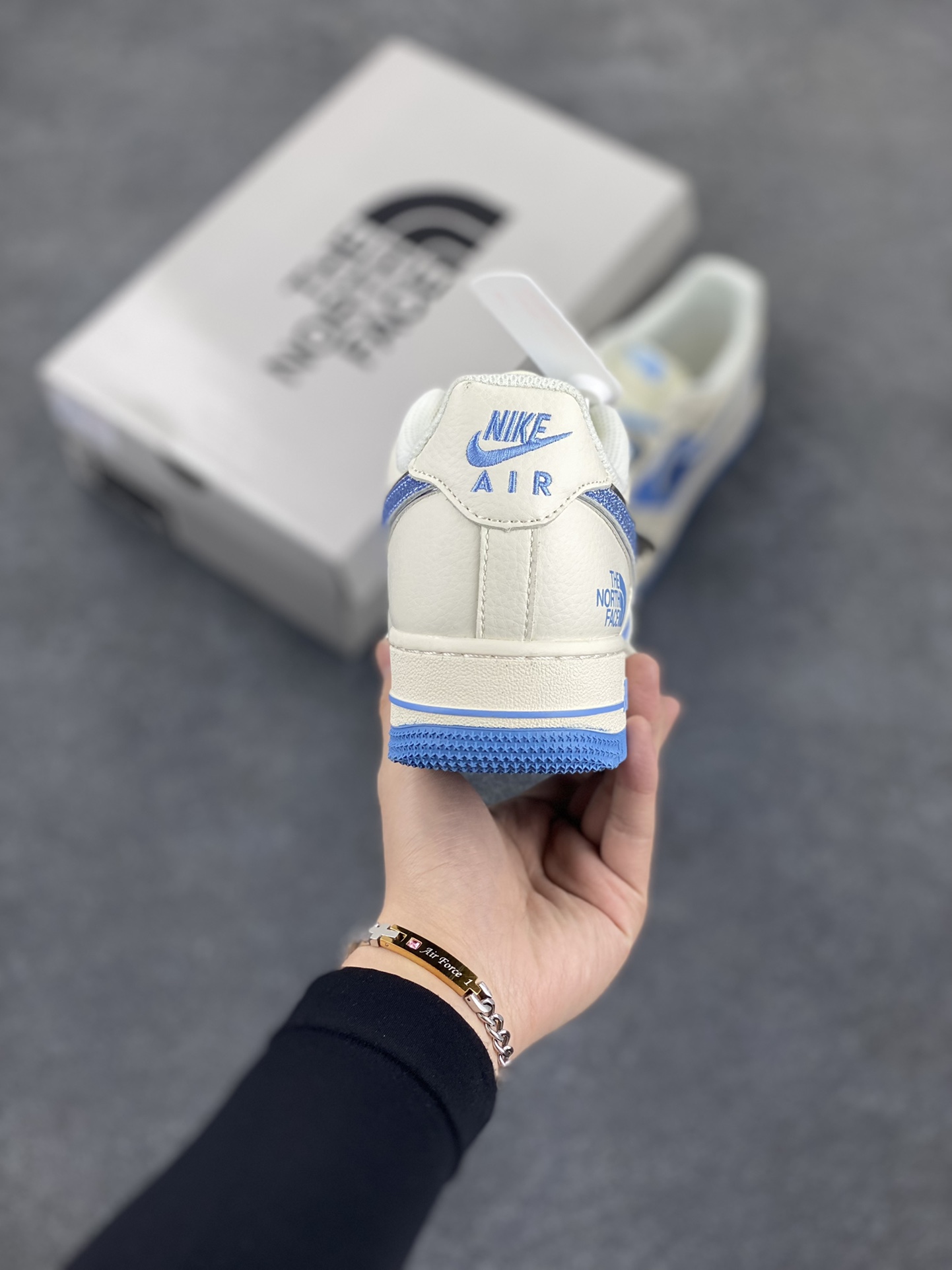 图片[4]-NIke Air Force 1 \’07 Low “北面联名”空军一号 低帮 运动鞋 休闲鞋 折边针车 工艺难度大 原楦头原纸板 原装鞋盒 定制五金配件 内置全掌气垫 原厂鞋底 货号：QY6818-534 尺码：36 36.5 37.5 38 38.5 39 40 40.5 41 42 42.5 43 44 44.5 45-选品中心