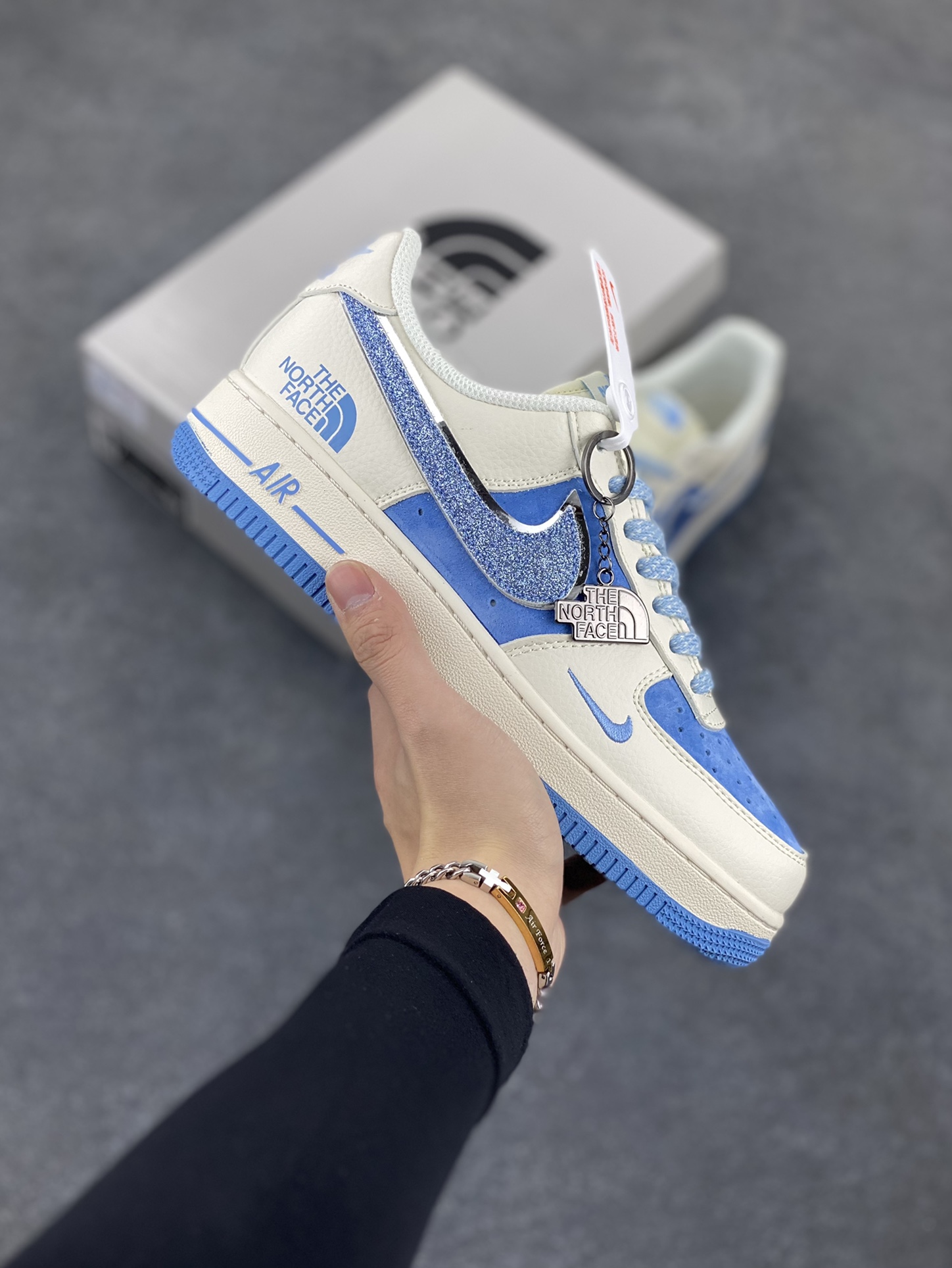 NIke Air Force 1 \’07 Low “北面联名”空军一号 低帮 运动鞋 休闲鞋 折边针车 工艺难度大 原楦头原纸板 原装鞋盒 定制五金配件 内置全掌气垫 原厂鞋底 货号:QY6818-534 尺码:36 36.5 37.5 38 38.5 39 40 40.5 41 42 42.5 43 44 44.5 45-选品中心