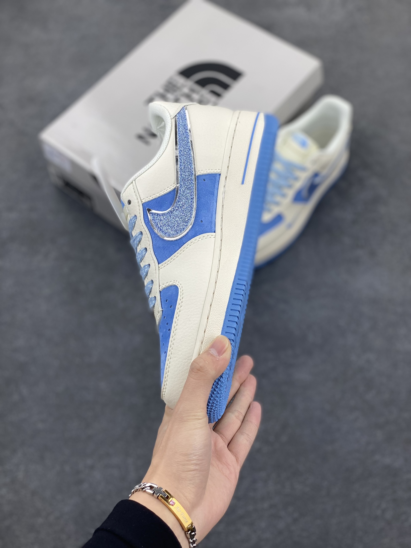 图片[3]-NIke Air Force 1 \’07 Low “北面联名”空军一号 低帮 运动鞋 休闲鞋 折边针车 工艺难度大 原楦头原纸板 原装鞋盒 定制五金配件 内置全掌气垫 原厂鞋底 货号：QY6818-534 尺码：36 36.5 37.5 38 38.5 39 40 40.5 41 42 42.5 43 44 44.5 45-选品中心