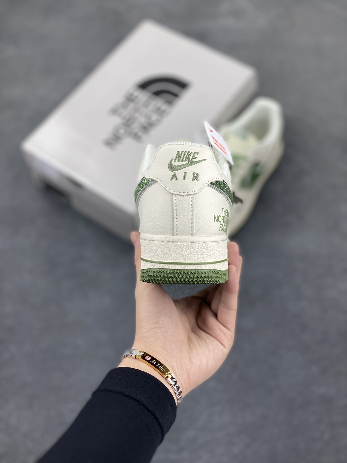 图片[4]-NIke Air Force 1 \’07 Low “北面联名”空军一号 低帮 运动鞋 休闲鞋 折边针车 工艺难度大 原楦头原纸板 原装鞋盒 定制五金配件 内置全掌气垫 原厂鞋底 货号：QY6818-532 尺码：36 36.5 37.5 38 38.5 39 40 40.5 41 42 42.5 43 44 44.5 45-选品中心