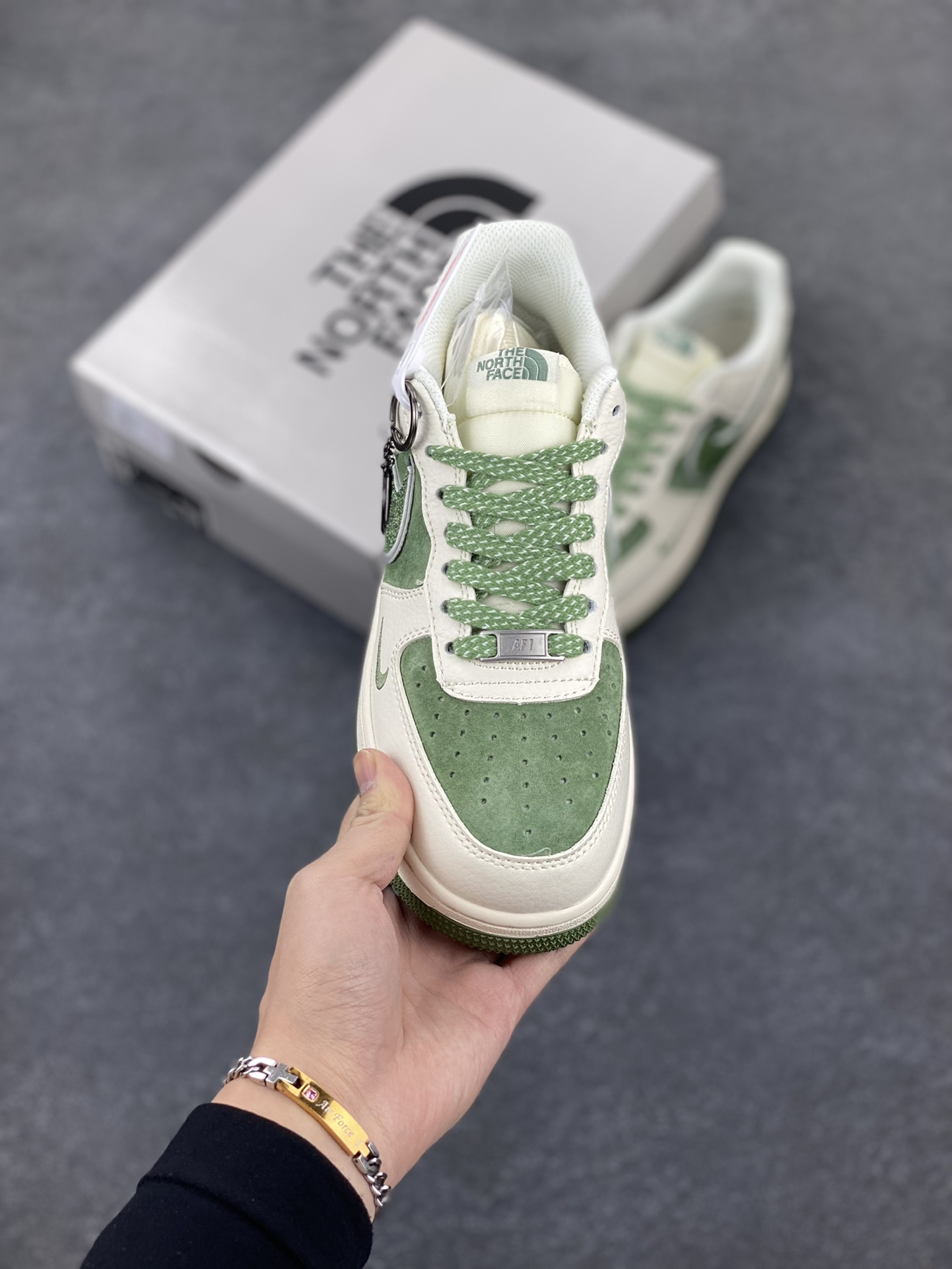 图片[2]-NIke Air Force 1 \’07 Low “北面联名”空军一号 低帮 运动鞋 休闲鞋 折边针车 工艺难度大 原楦头原纸板 原装鞋盒 定制五金配件 内置全掌气垫 原厂鞋底 货号：QY6818-532 尺码：36 36.5 37.5 38 38.5 39 40 40.5 41 42 42.5 43 44 44.5 45-选品中心