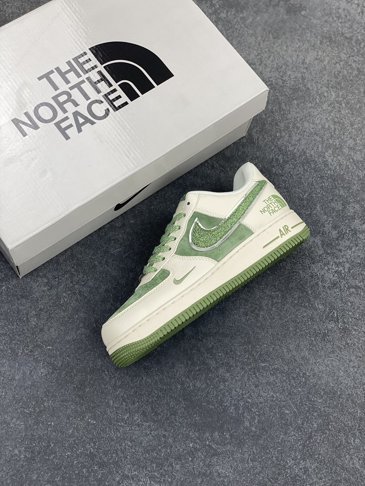 图片[7]-NIke Air Force 1 \’07 Low “北面联名”空军一号 低帮 运动鞋 休闲鞋 折边针车 工艺难度大 原楦头原纸板 原装鞋盒 定制五金配件 内置全掌气垫 原厂鞋底 货号：QY6818-532 尺码：36 36.5 37.5 38 38.5 39 40 40.5 41 42 42.5 43 44 44.5 45-选品中心