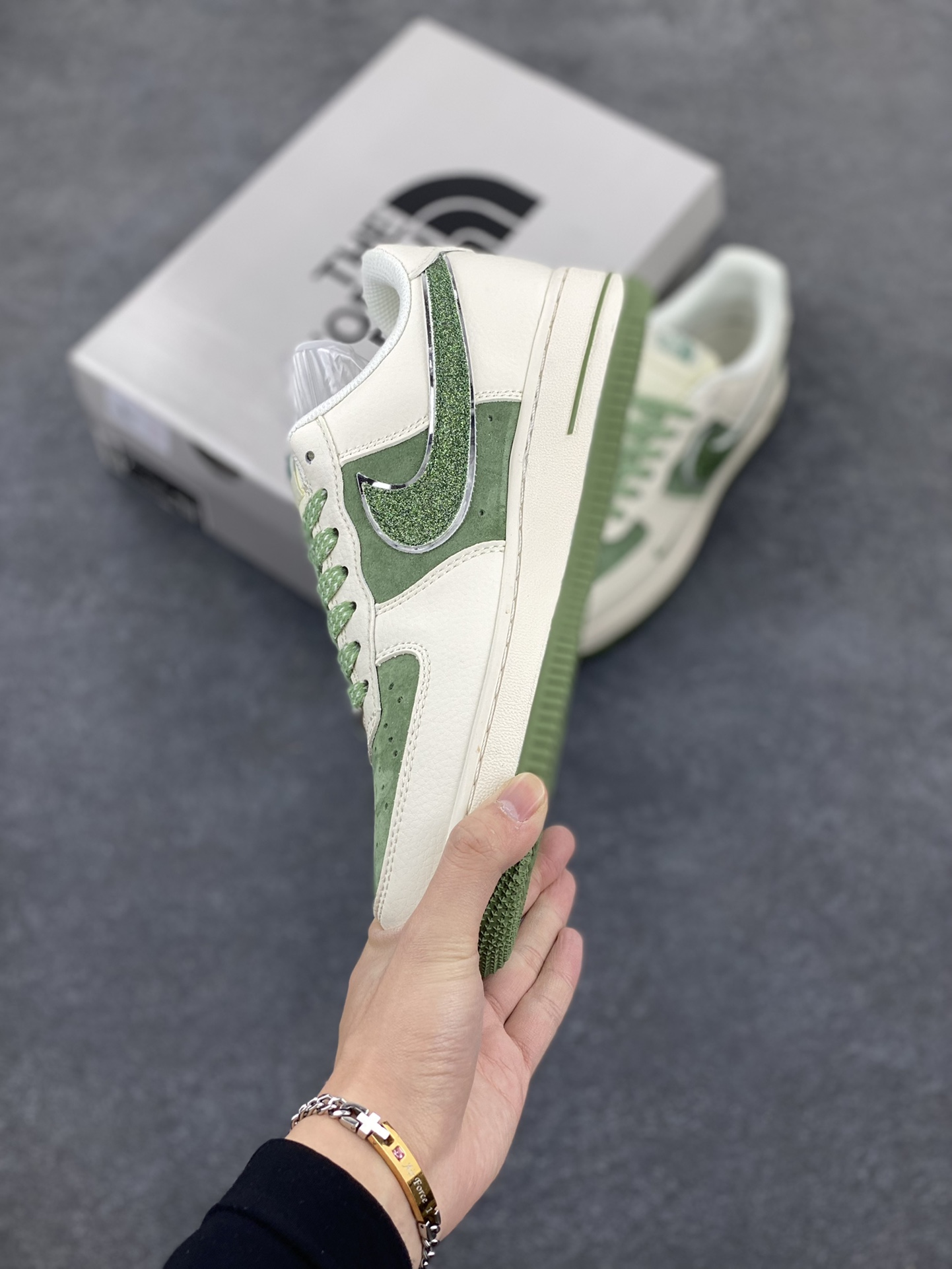 图片[3]-NIke Air Force 1 \’07 Low “北面联名”空军一号 低帮 运动鞋 休闲鞋 折边针车 工艺难度大 原楦头原纸板 原装鞋盒 定制五金配件 内置全掌气垫 原厂鞋底 货号：QY6818-532 尺码：36 36.5 37.5 38 38.5 39 40 40.5 41 42 42.5 43 44 44.5 45-选品中心