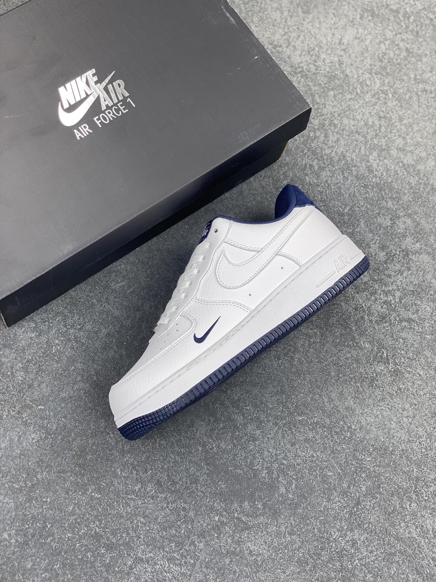 图片[7]-Air Force 1\’ 07 深蓝小勾 原楦头原纸板 打造纯正空军版型 专注外贸渠道 全掌内置蜂窝气垫 #原盒配件 原厂中底钢印、拉帮完美 货号：HM9483-001 尺码：36 36.5 37.5 38 38.5 39 40 40.5 41 42 42.5 43 44 44.5 45-选品中心