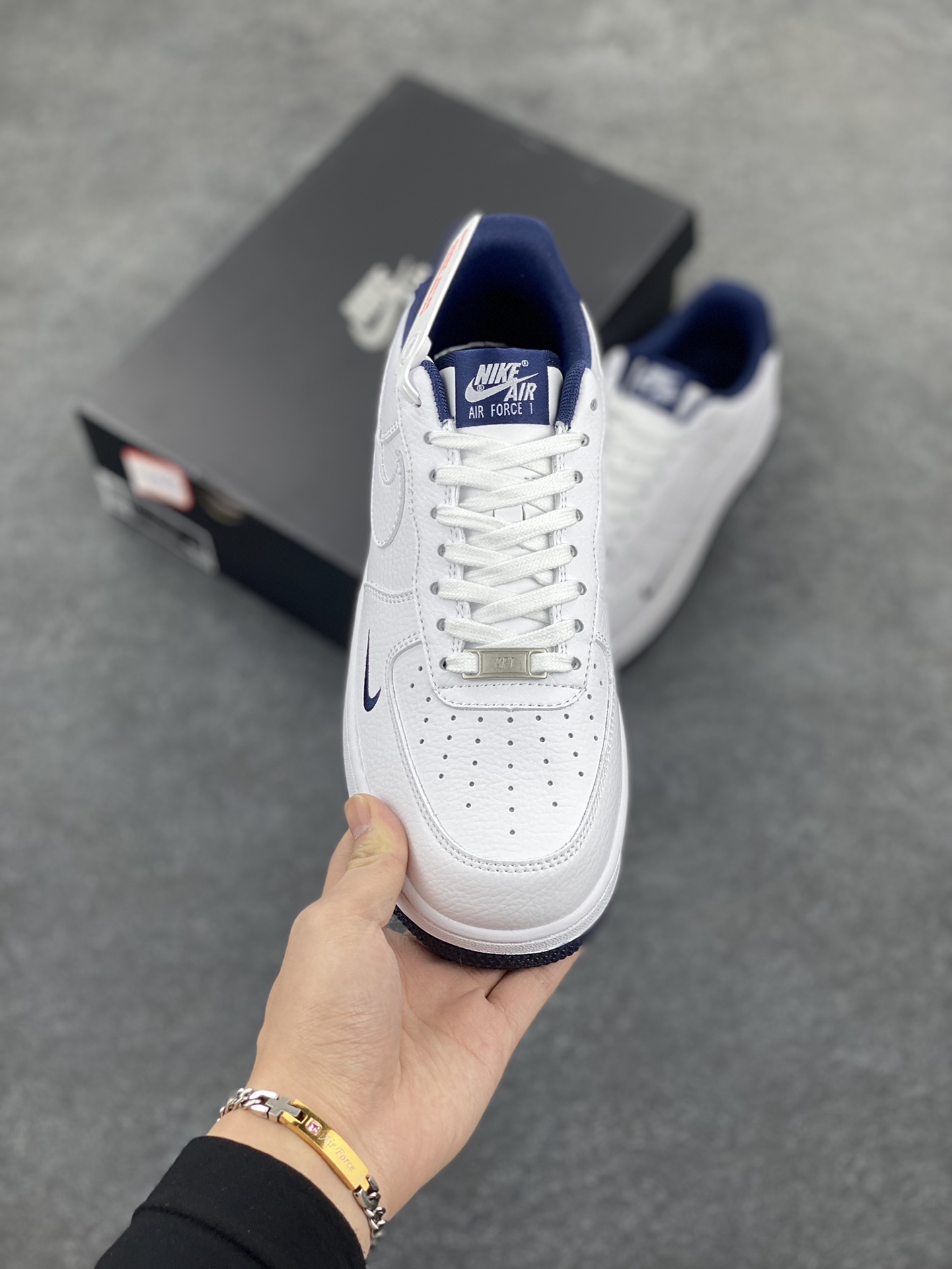 图片[2]-Air Force 1\’ 07 深蓝小勾 原楦头原纸板 打造纯正空军版型 专注外贸渠道 全掌内置蜂窝气垫 #原盒配件 原厂中底钢印、拉帮完美 货号：HM9483-001 尺码：36 36.5 37.5 38 38.5 39 40 40.5 41 42 42.5 43 44 44.5 45-选品中心