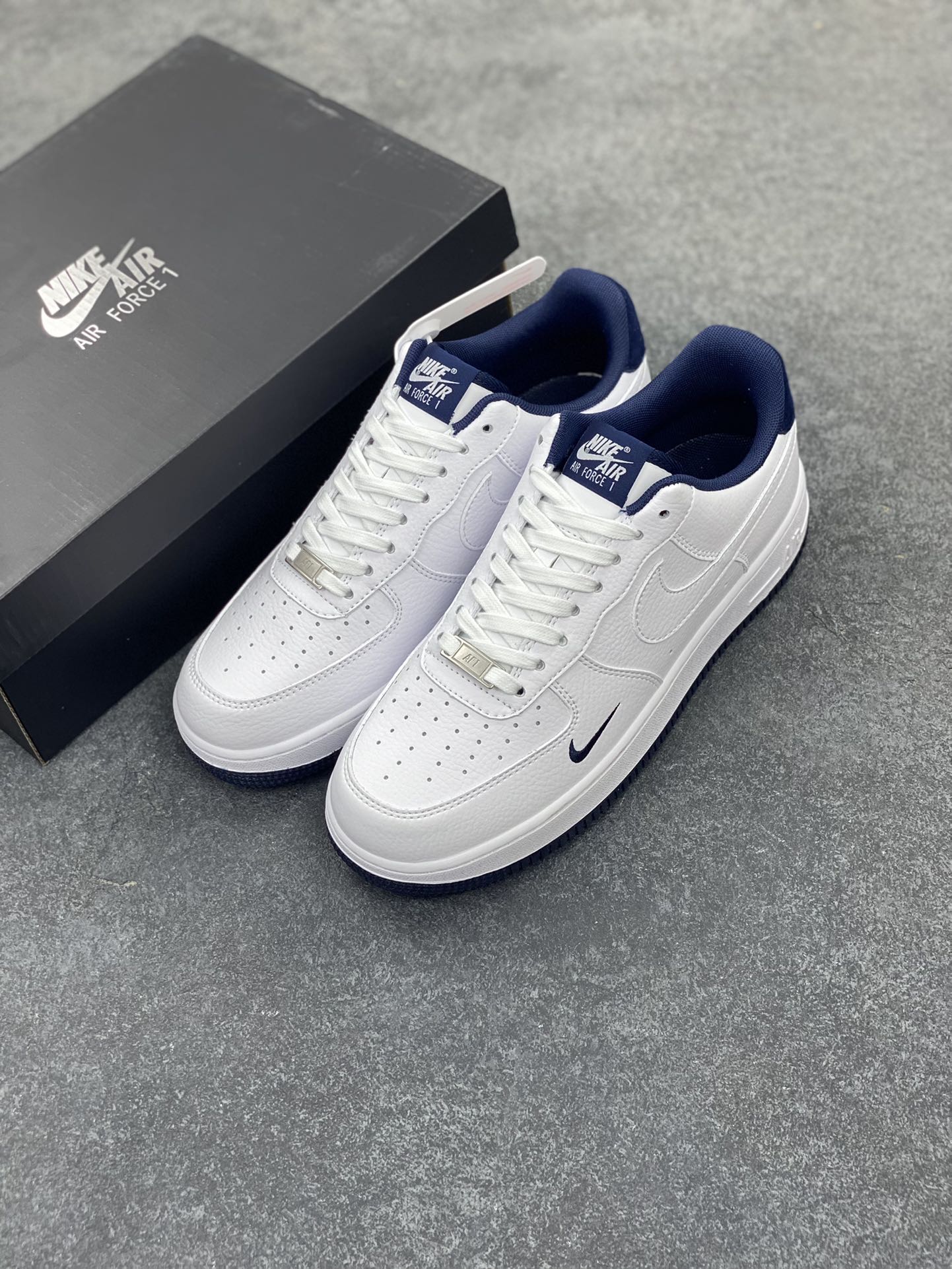 图片[8]-Air Force 1\’ 07 深蓝小勾 原楦头原纸板 打造纯正空军版型 专注外贸渠道 全掌内置蜂窝气垫 #原盒配件 原厂中底钢印、拉帮完美 货号：HM9483-001 尺码：36 36.5 37.5 38 38.5 39 40 40.5 41 42 42.5 43 44 44.5 45-选品中心
