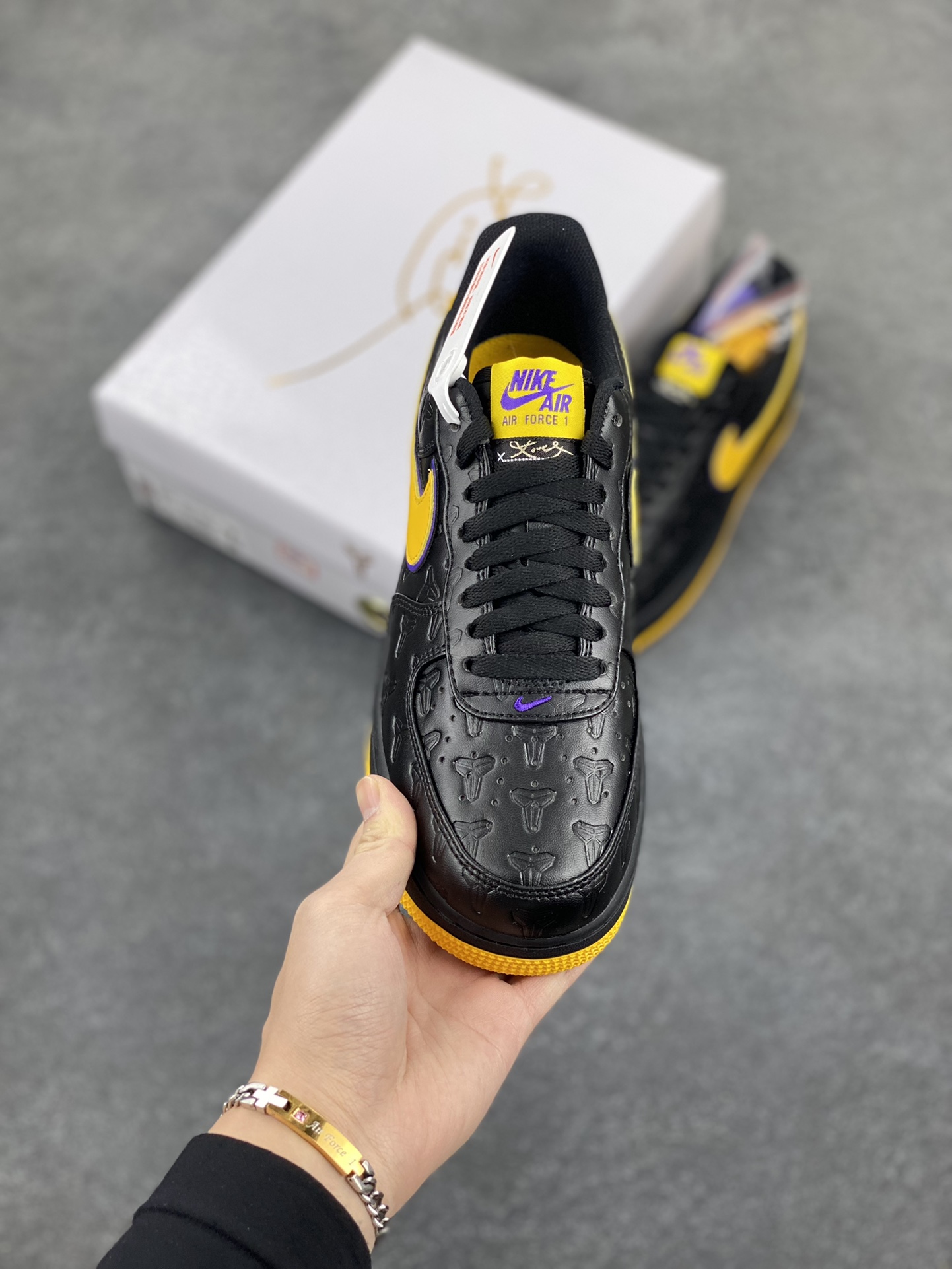 图片[2]-Nk Air Force 1\’07 Low 致敬曼巴 空军一号低帮休闲板鞋 原楦头原纸板 打造纯正空军版型#专注外贸渠道 全掌内置蜂窝气垫 #原盒配件 原厂中底钢印、拉帮完美 货号：HV5122-001 尺码：36 36.5 37.5 38 38.5 39 40 40.5 41 42 42.5 43 44 44.5 45-选品中心