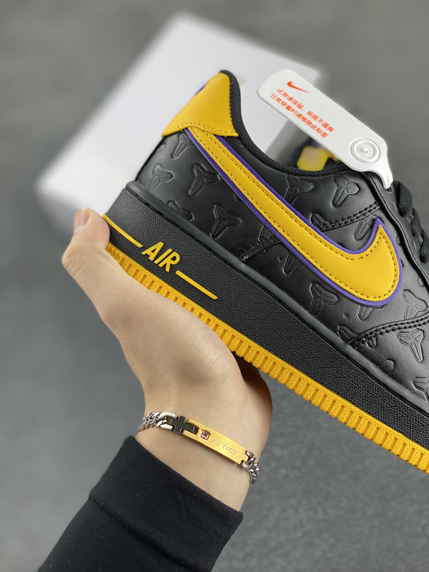 图片[6]-Nk Air Force 1\’07 Low 致敬曼巴 空军一号低帮休闲板鞋 原楦头原纸板 打造纯正空军版型#专注外贸渠道 全掌内置蜂窝气垫 #原盒配件 原厂中底钢印、拉帮完美 货号：HV5122-001 尺码：36 36.5 37.5 38 38.5 39 40 40.5 41 42 42.5 43 44 44.5 45-选品中心