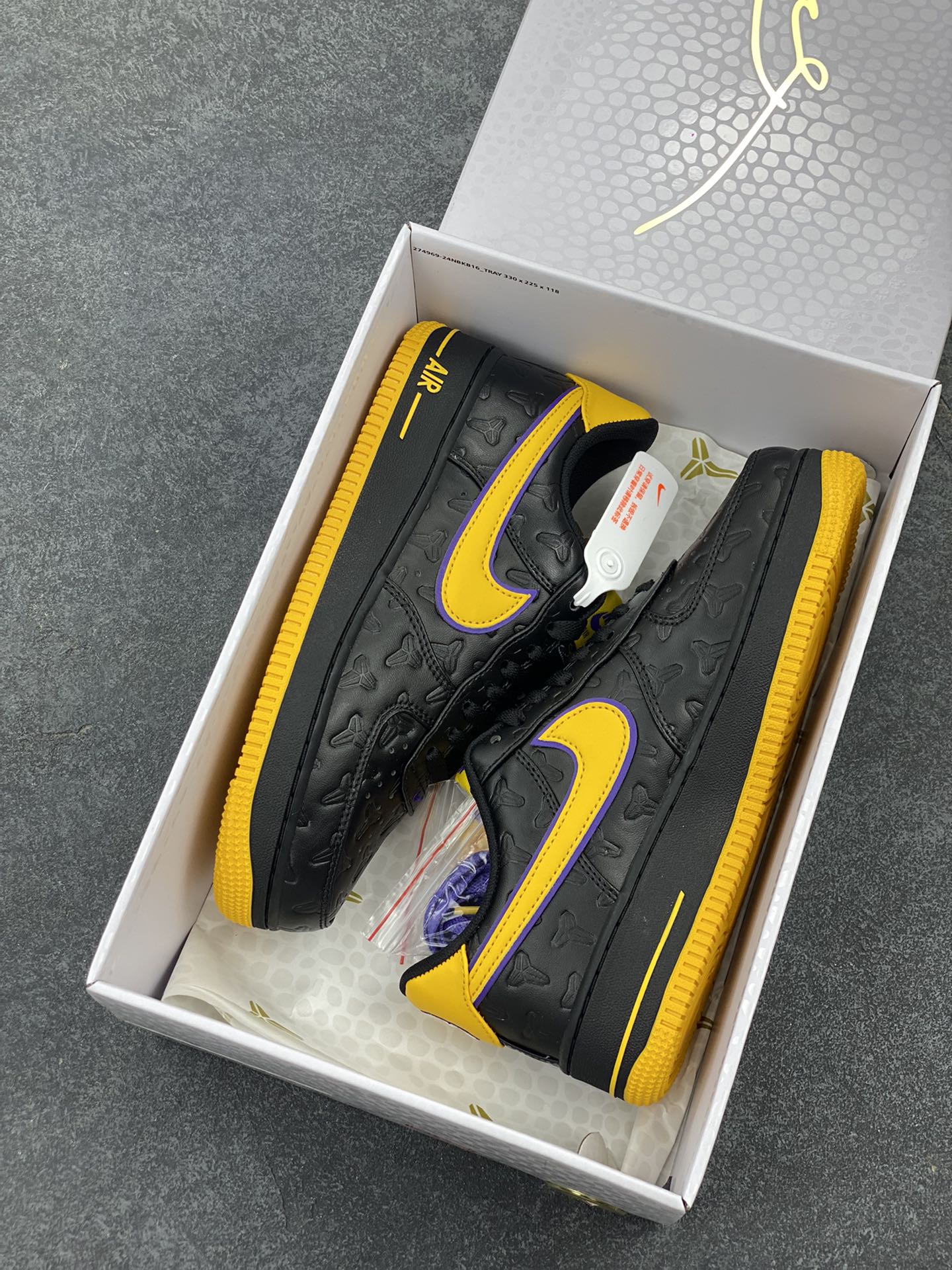 图片[9]-Nk Air Force 1\’07 Low 致敬曼巴 空军一号低帮休闲板鞋 原楦头原纸板 打造纯正空军版型#专注外贸渠道 全掌内置蜂窝气垫 #原盒配件 原厂中底钢印、拉帮完美 货号：HV5122-001 尺码：36 36.5 37.5 38 38.5 39 40 40.5 41 42 42.5 43 44 44.5 45-选品中心