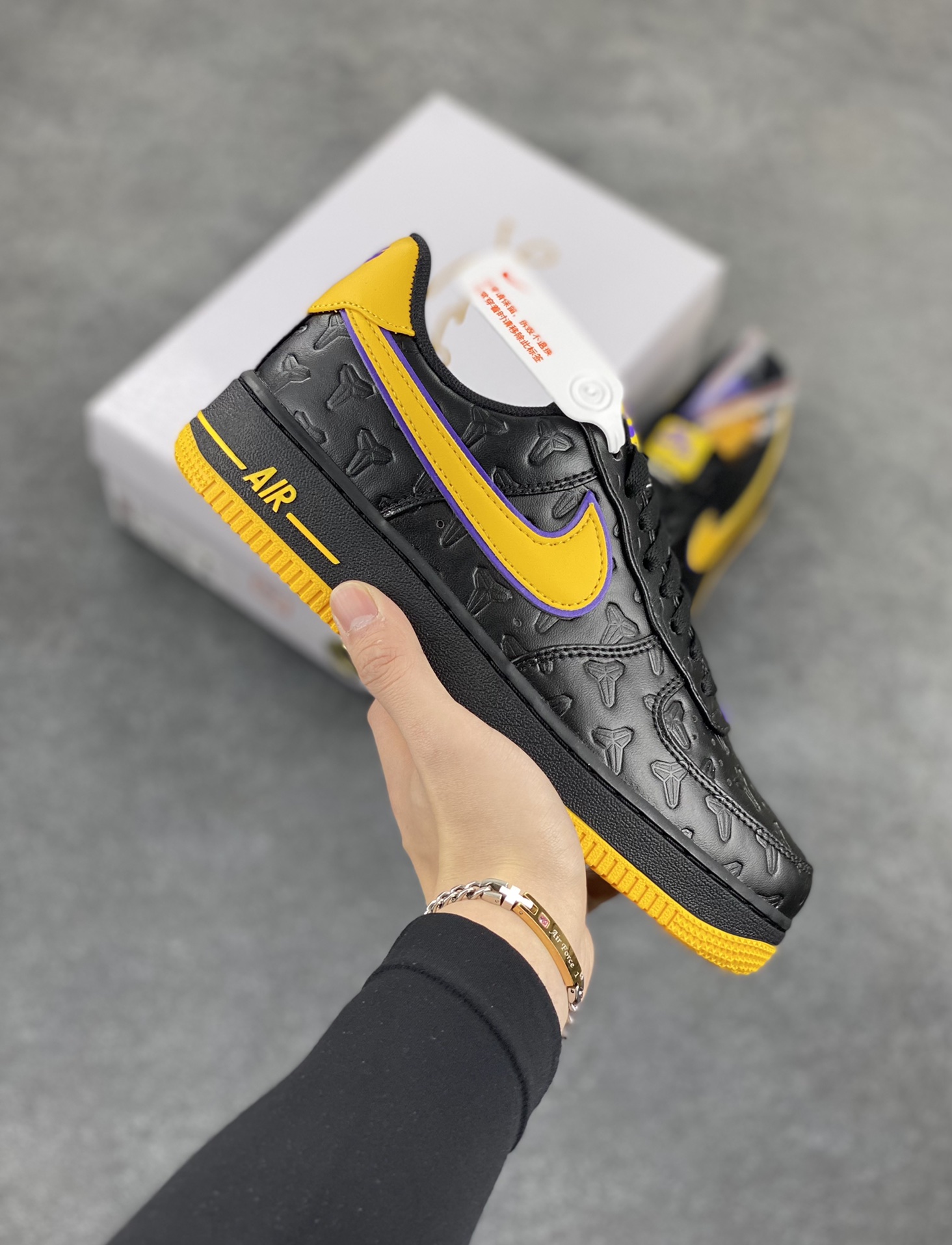 Nk Air Force 1\'07 Low 致敬曼巴 空军一号低帮休闲板鞋 原楦头原纸板 打造纯正空军版型#专注外贸渠道 全掌内置蜂窝气垫 #原盒配件 原厂中底钢印、拉帮完美 货号：HV5122-001 尺码：36 36.5 37.5 38 38.5 39 40 40.5 41 42 42.5 43 44 44.5 45-选品中心