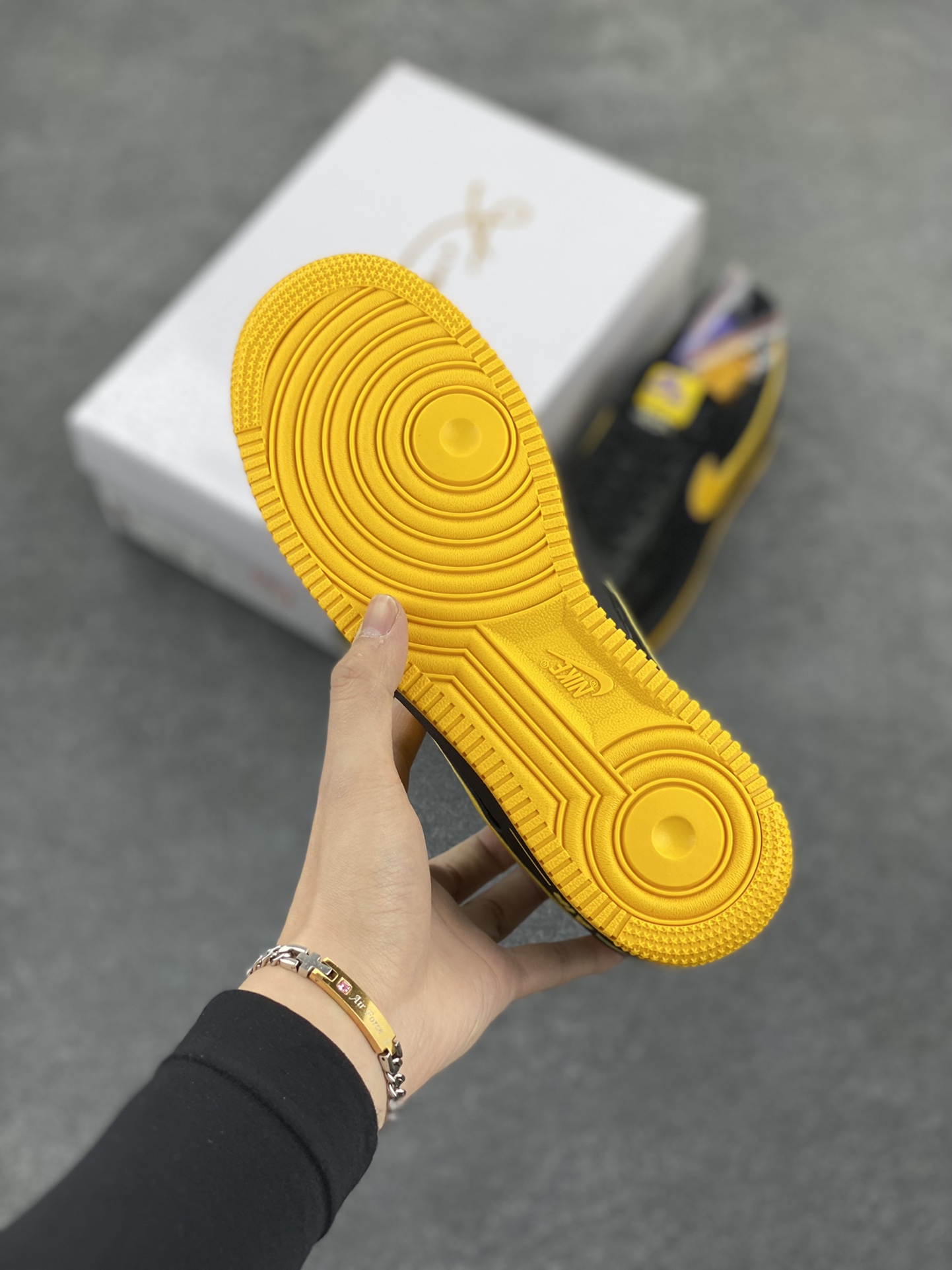 图片[5]-Nk Air Force 1\’07 Low 致敬曼巴 空军一号低帮休闲板鞋 原楦头原纸板 打造纯正空军版型#专注外贸渠道 全掌内置蜂窝气垫 #原盒配件 原厂中底钢印、拉帮完美 货号：HV5122-001 尺码：36 36.5 37.5 38 38.5 39 40 40.5 41 42 42.5 43 44 44.5 45-选品中心