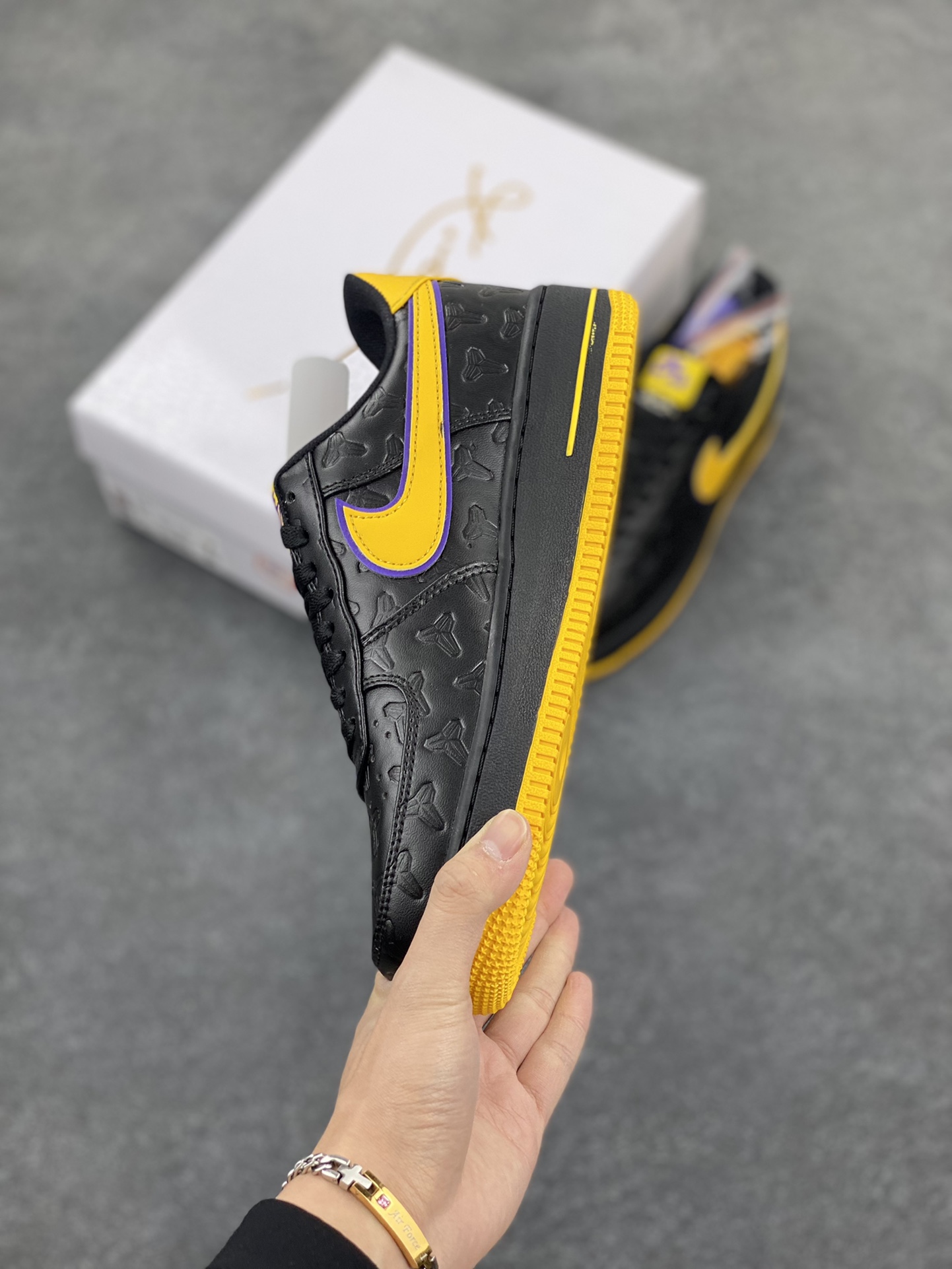 图片[3]-Nk Air Force 1\’07 Low 致敬曼巴 空军一号低帮休闲板鞋 原楦头原纸板 打造纯正空军版型#专注外贸渠道 全掌内置蜂窝气垫 #原盒配件 原厂中底钢印、拉帮完美 货号：HV5122-001 尺码：36 36.5 37.5 38 38.5 39 40 40.5 41 42 42.5 43 44 44.5 45-选品中心