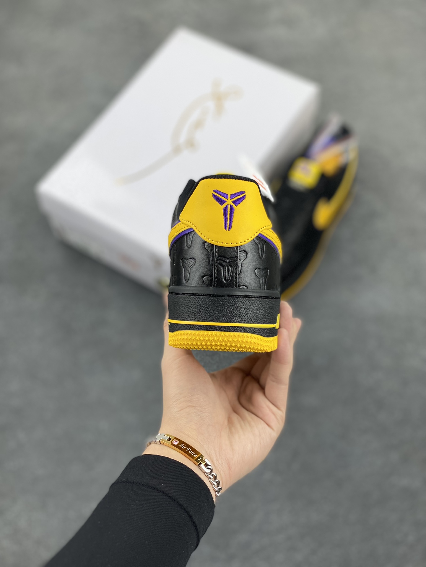 图片[4]-Nk Air Force 1\’07 Low 致敬曼巴 空军一号低帮休闲板鞋 原楦头原纸板 打造纯正空军版型#专注外贸渠道 全掌内置蜂窝气垫 #原盒配件 原厂中底钢印、拉帮完美 货号：HV5122-001 尺码：36 36.5 37.5 38 38.5 39 40 40.5 41 42 42.5 43 44 44.5 45-选品中心