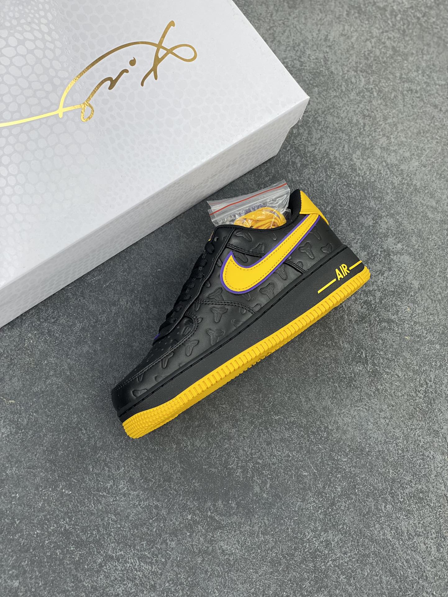 图片[7]-Nk Air Force 1\’07 Low 致敬曼巴 空军一号低帮休闲板鞋 原楦头原纸板 打造纯正空军版型#专注外贸渠道 全掌内置蜂窝气垫 #原盒配件 原厂中底钢印、拉帮完美 货号：HV5122-001 尺码：36 36.5 37.5 38 38.5 39 40 40.5 41 42 42.5 43 44 44.5 45-选品中心