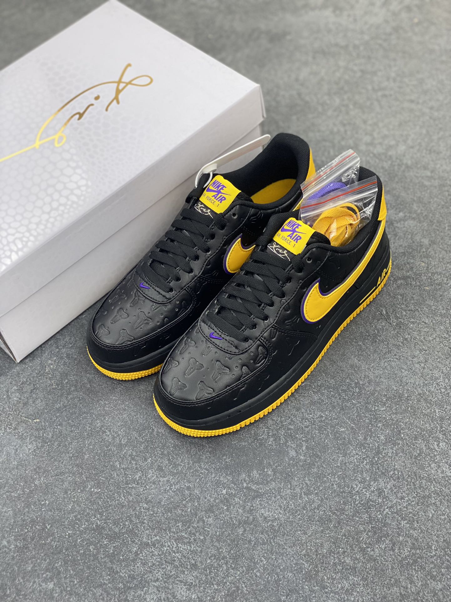 图片[8]-Nk Air Force 1\’07 Low 致敬曼巴 空军一号低帮休闲板鞋 原楦头原纸板 打造纯正空军版型#专注外贸渠道 全掌内置蜂窝气垫 #原盒配件 原厂中底钢印、拉帮完美 货号：HV5122-001 尺码：36 36.5 37.5 38 38.5 39 40 40.5 41 42 42.5 43 44 44.5 45-选品中心