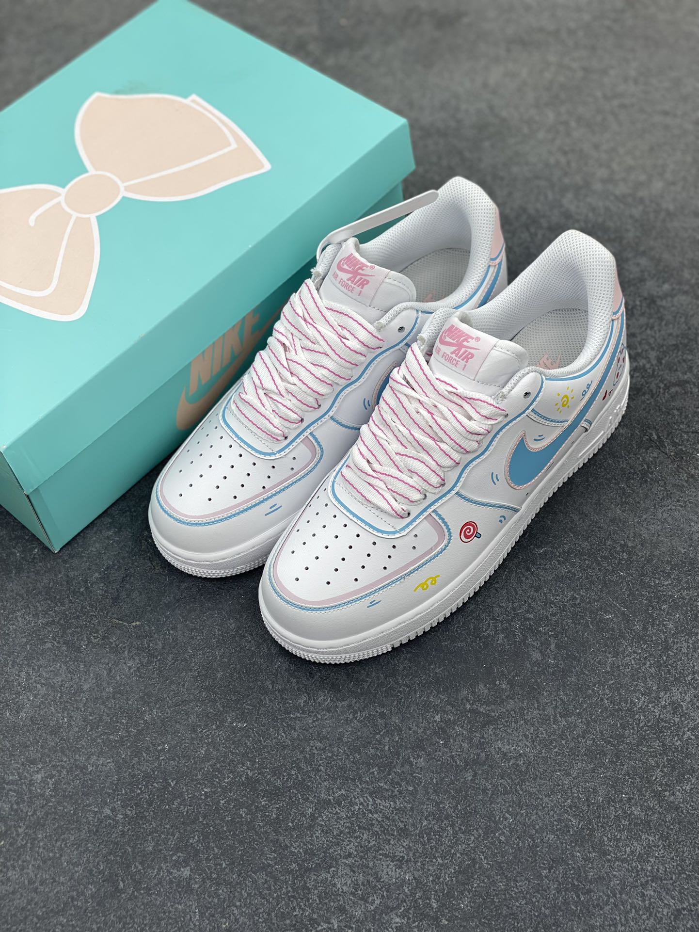 图片[8]-二次元手绘涂鸦“棒棒糖”🍭“Lollipop”🍭#情人节限定 空军一号定制板鞋  情人节的街头，弥漫着馥郁的花香和棒棒糖的甜腻气息。年轻的情侣们手牵着手，漫步在洒满阳光的街道上，幸福的笑容在他们脸上绽放，如同春日里盛开的繁花。代表爱意的棒棒糖晶莹剔透，裹着五彩的糖衣，在阳光下闪烁着迷人的光  货号：TY0301-111  尺码：36 36.5 37.5 38 38.5 39 40 40.5 41 42 42.5 43 44 44.5 45-选品中心