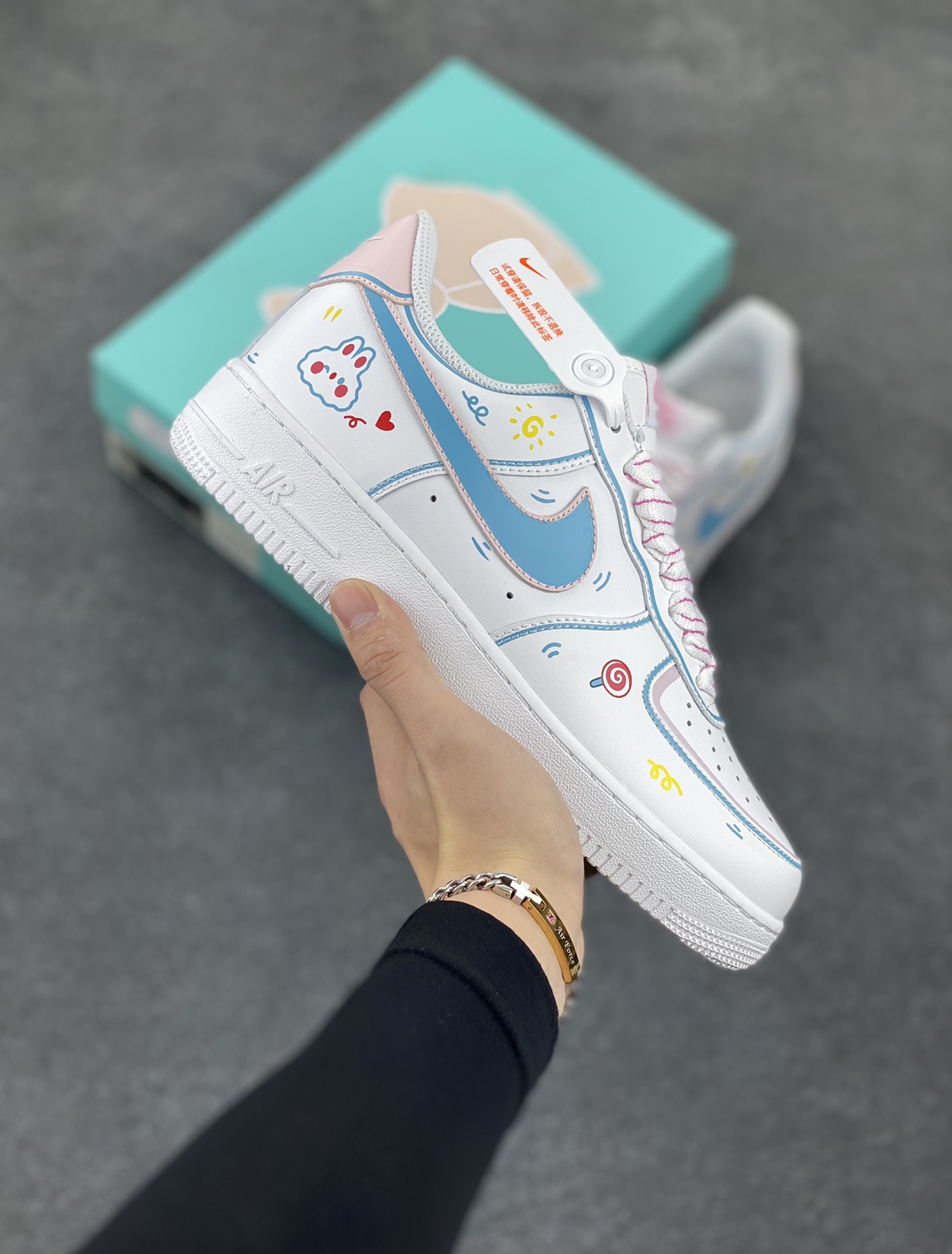 二次元手绘涂鸦“棒棒糖”🍭“Lollipop”🍭#情人节限定 空军一号定制板鞋  情人节的街头，弥漫着馥郁的花香和棒棒糖的甜腻气息。年轻的情侣们手牵着手，漫步在洒满阳光的街道上，幸福的笑容在他们脸上绽放，如同春日里盛开的繁花。代表爱意的棒棒糖晶莹剔透，裹着五彩的糖衣，在阳光下闪烁着迷人的光  货号：TY0301-111  尺码：36 36.5 37.5 38 38.5 39 40 40.5 41 42 42.5 43 44 44.5 45-选品中心