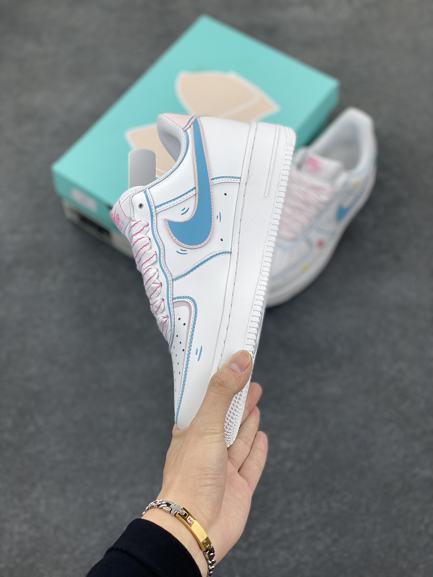 图片[3]-二次元手绘涂鸦“棒棒糖”🍭“Lollipop”🍭#情人节限定 空军一号定制板鞋  情人节的街头，弥漫着馥郁的花香和棒棒糖的甜腻气息。年轻的情侣们手牵着手，漫步在洒满阳光的街道上，幸福的笑容在他们脸上绽放，如同春日里盛开的繁花。代表爱意的棒棒糖晶莹剔透，裹着五彩的糖衣，在阳光下闪烁着迷人的光  货号：TY0301-111  尺码：36 36.5 37.5 38 38.5 39 40 40.5 41 42 42.5 43 44 44.5 45-选品中心