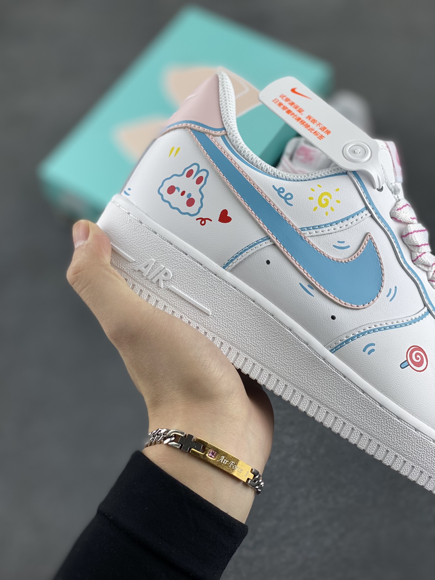 图片[6]-二次元手绘涂鸦“棒棒糖”🍭“Lollipop”🍭#情人节限定 空军一号定制板鞋  情人节的街头，弥漫着馥郁的花香和棒棒糖的甜腻气息。年轻的情侣们手牵着手，漫步在洒满阳光的街道上，幸福的笑容在他们脸上绽放，如同春日里盛开的繁花。代表爱意的棒棒糖晶莹剔透，裹着五彩的糖衣，在阳光下闪烁着迷人的光  货号：TY0301-111  尺码：36 36.5 37.5 38 38.5 39 40 40.5 41 42 42.5 43 44 44.5 45-选品中心