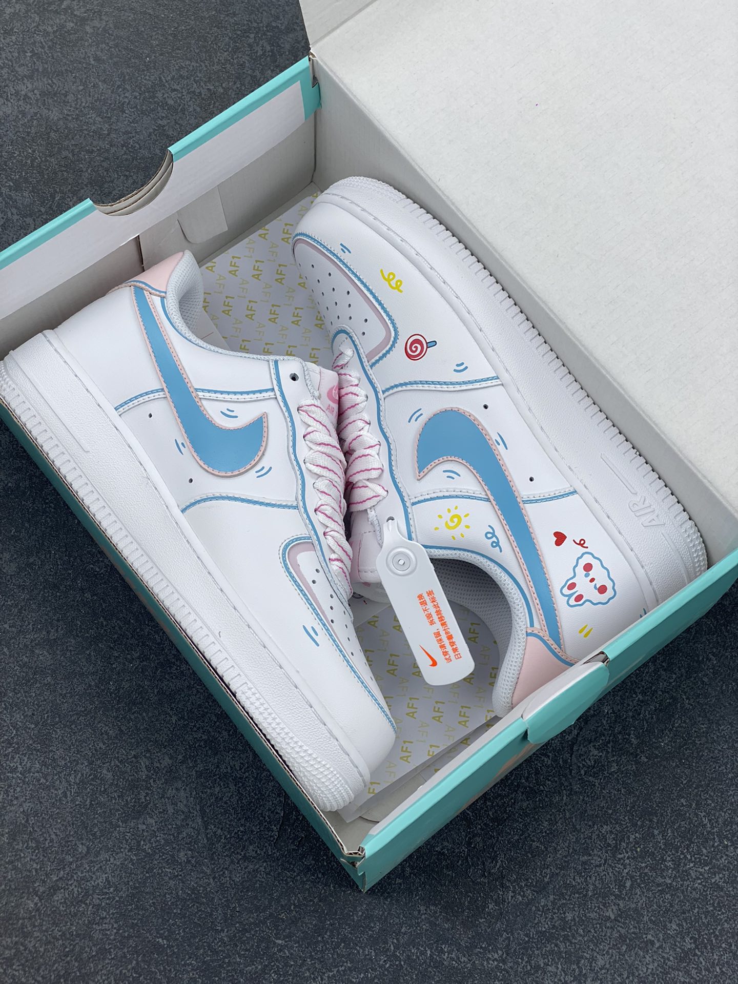 图片[9]-二次元手绘涂鸦“棒棒糖”🍭“Lollipop”🍭#情人节限定 空军一号定制板鞋  情人节的街头，弥漫着馥郁的花香和棒棒糖的甜腻气息。年轻的情侣们手牵着手，漫步在洒满阳光的街道上，幸福的笑容在他们脸上绽放，如同春日里盛开的繁花。代表爱意的棒棒糖晶莹剔透，裹着五彩的糖衣，在阳光下闪烁着迷人的光  货号：TY0301-111  尺码：36 36.5 37.5 38 38.5 39 40 40.5 41 42 42.5 43 44 44.5 45-选品中心