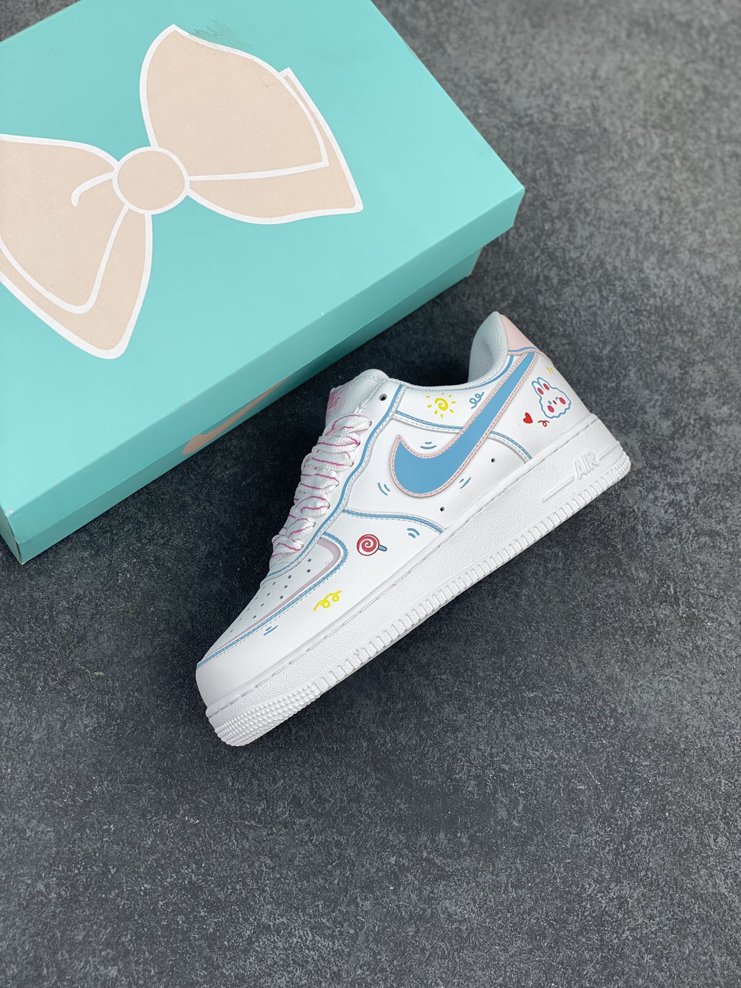 图片[7]-二次元手绘涂鸦“棒棒糖”🍭“Lollipop”🍭#情人节限定 空军一号定制板鞋  情人节的街头，弥漫着馥郁的花香和棒棒糖的甜腻气息。年轻的情侣们手牵着手，漫步在洒满阳光的街道上，幸福的笑容在他们脸上绽放，如同春日里盛开的繁花。代表爱意的棒棒糖晶莹剔透，裹着五彩的糖衣，在阳光下闪烁着迷人的光  货号：TY0301-111  尺码：36 36.5 37.5 38 38.5 39 40 40.5 41 42 42.5 43 44 44.5 45-选品中心