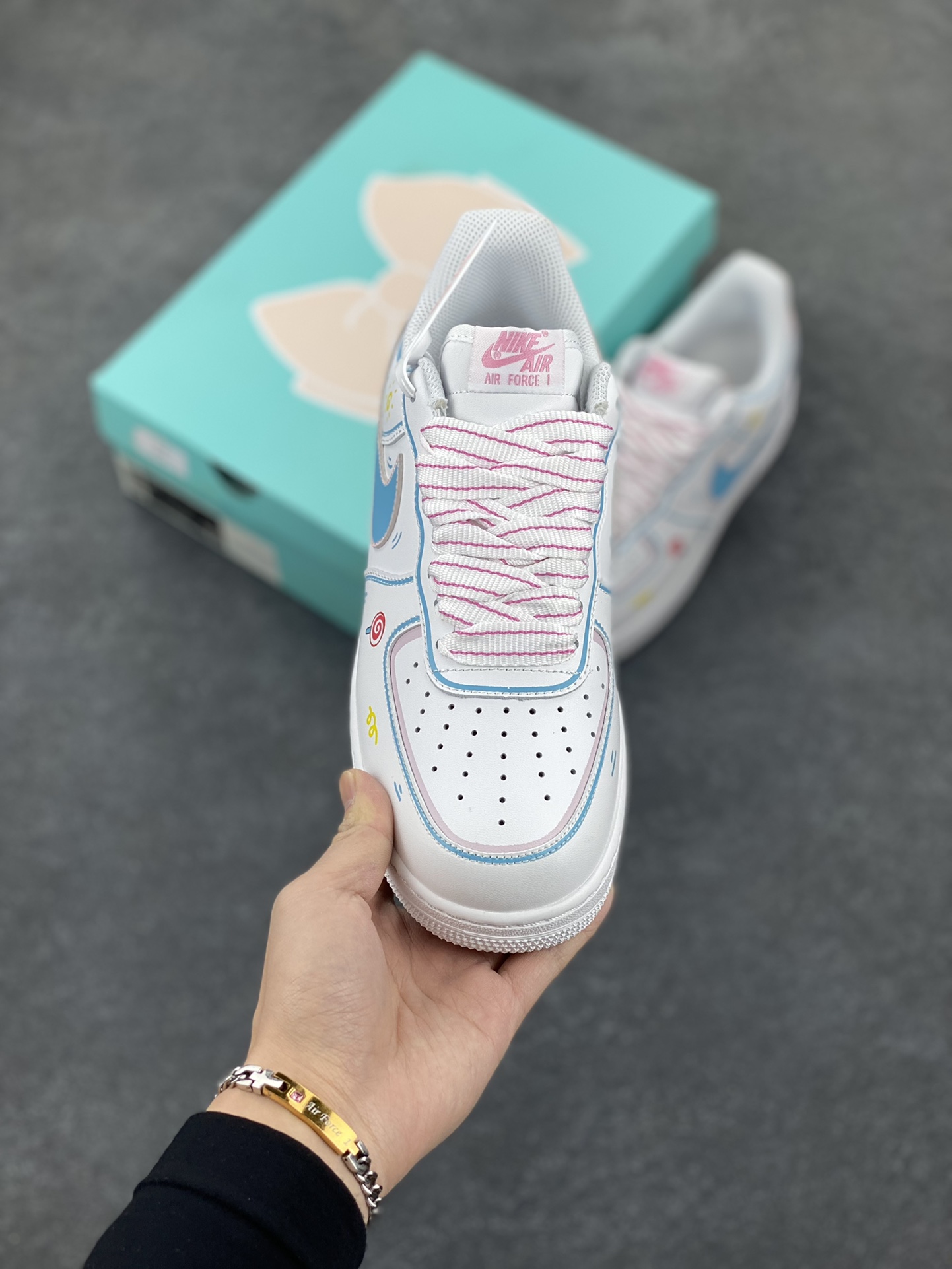 图片[2]-二次元手绘涂鸦“棒棒糖”🍭“Lollipop”🍭#情人节限定 空军一号定制板鞋  情人节的街头，弥漫着馥郁的花香和棒棒糖的甜腻气息。年轻的情侣们手牵着手，漫步在洒满阳光的街道上，幸福的笑容在他们脸上绽放，如同春日里盛开的繁花。代表爱意的棒棒糖晶莹剔透，裹着五彩的糖衣，在阳光下闪烁着迷人的光  货号：TY0301-111  尺码：36 36.5 37.5 38 38.5 39 40 40.5 41 42 42.5 43 44 44.5 45-选品中心