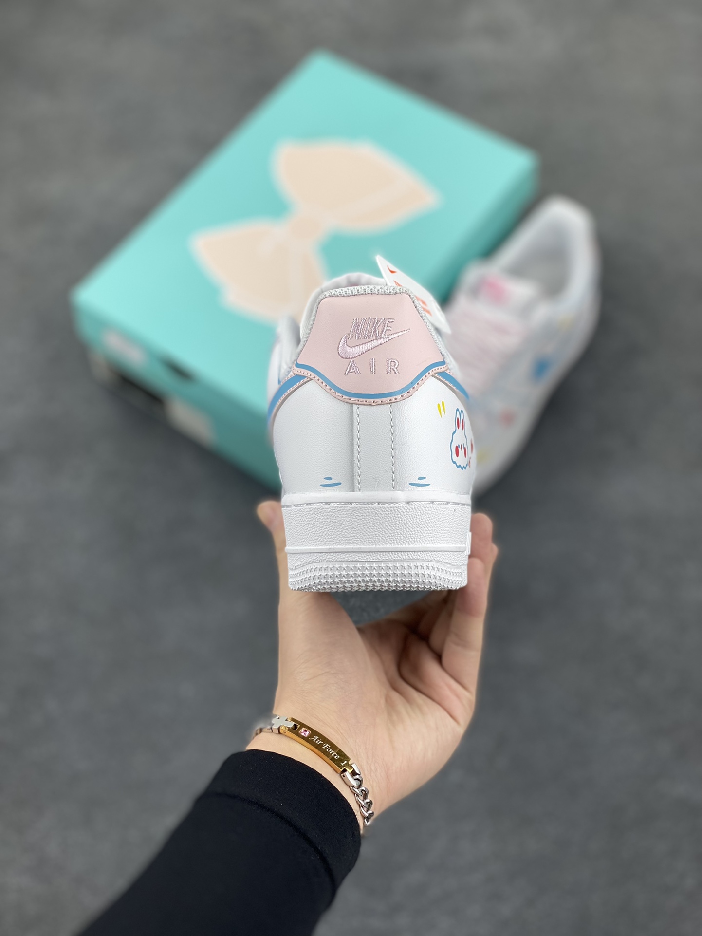 图片[4]-二次元手绘涂鸦“棒棒糖”🍭“Lollipop”🍭#情人节限定 空军一号定制板鞋  情人节的街头，弥漫着馥郁的花香和棒棒糖的甜腻气息。年轻的情侣们手牵着手，漫步在洒满阳光的街道上，幸福的笑容在他们脸上绽放，如同春日里盛开的繁花。代表爱意的棒棒糖晶莹剔透，裹着五彩的糖衣，在阳光下闪烁着迷人的光  货号：TY0301-111  尺码：36 36.5 37.5 38 38.5 39 40 40.5 41 42 42.5 43 44 44.5 45-选品中心