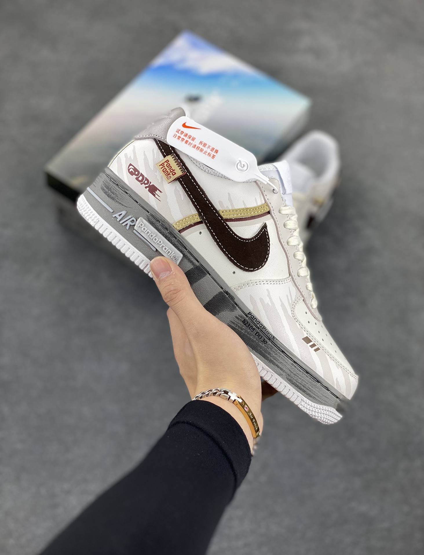 Nike Air Force 1 Low 空军一号低帮百搭休闲运动板鞋。柔软、弹性十足的缓震性能和出色的中底设计，横跨复古与现代的外型结合，造就出风靡全球三十多年的Force 1，直到今天还深受青睐。 货号：CW2288-111 尺码：36 36.5 37.5 38 38.5 39 40 40.5 41 42 42.5 43 44 44.5 45-选品中心