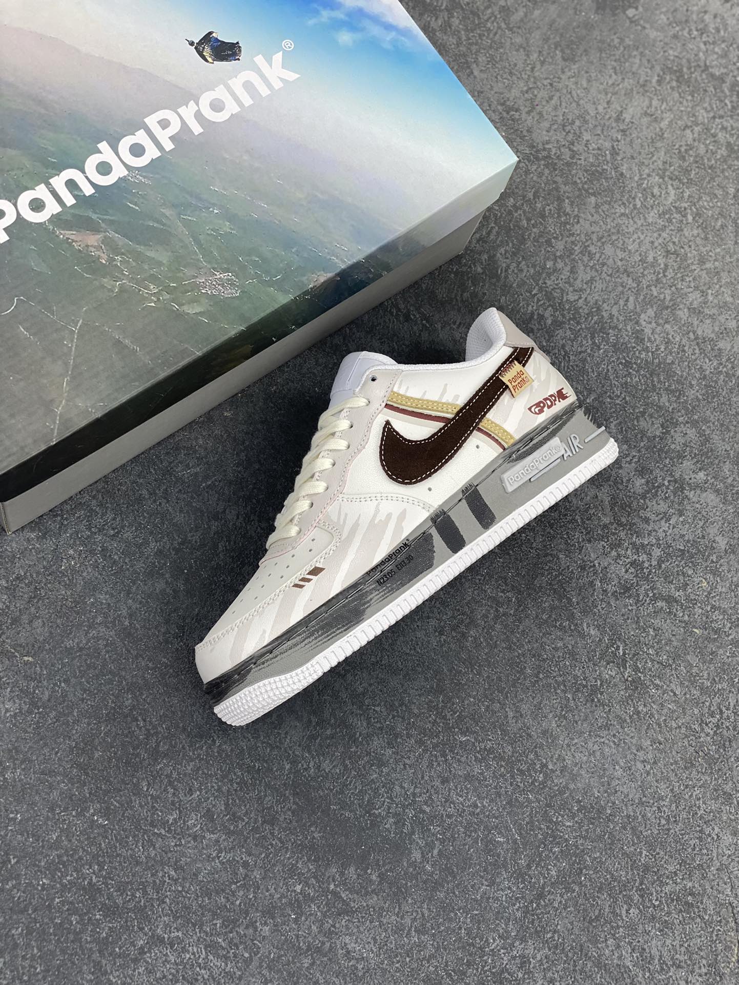 图片[7]-Nike Air Force 1 Low 空军一号低帮百搭休闲运动板鞋。柔软、弹性十足的缓震性能和出色的中底设计，横跨复古与现代的外型结合，造就出风靡全球三十多年的Force 1，直到今天还深受青睐。 货号：CW2288-111 尺码：36 36.5 37.5 38 38.5 39 40 40.5 41 42 42.5 43 44 44.5 45-选品中心