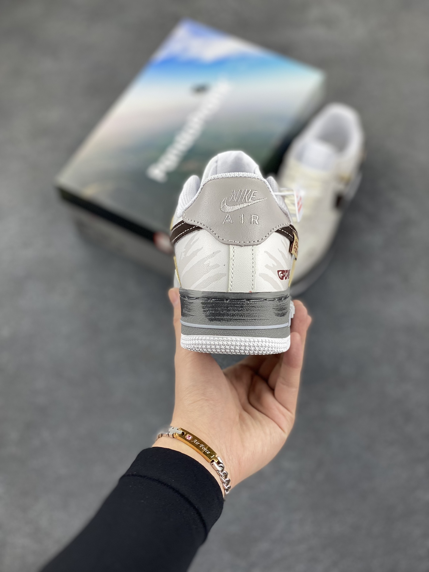 图片[4]-Nike Air Force 1 Low 空军一号低帮百搭休闲运动板鞋。柔软、弹性十足的缓震性能和出色的中底设计，横跨复古与现代的外型结合，造就出风靡全球三十多年的Force 1，直到今天还深受青睐。 货号：CW2288-111 尺码：36 36.5 37.5 38 38.5 39 40 40.5 41 42 42.5 43 44 44.5 45-选品中心