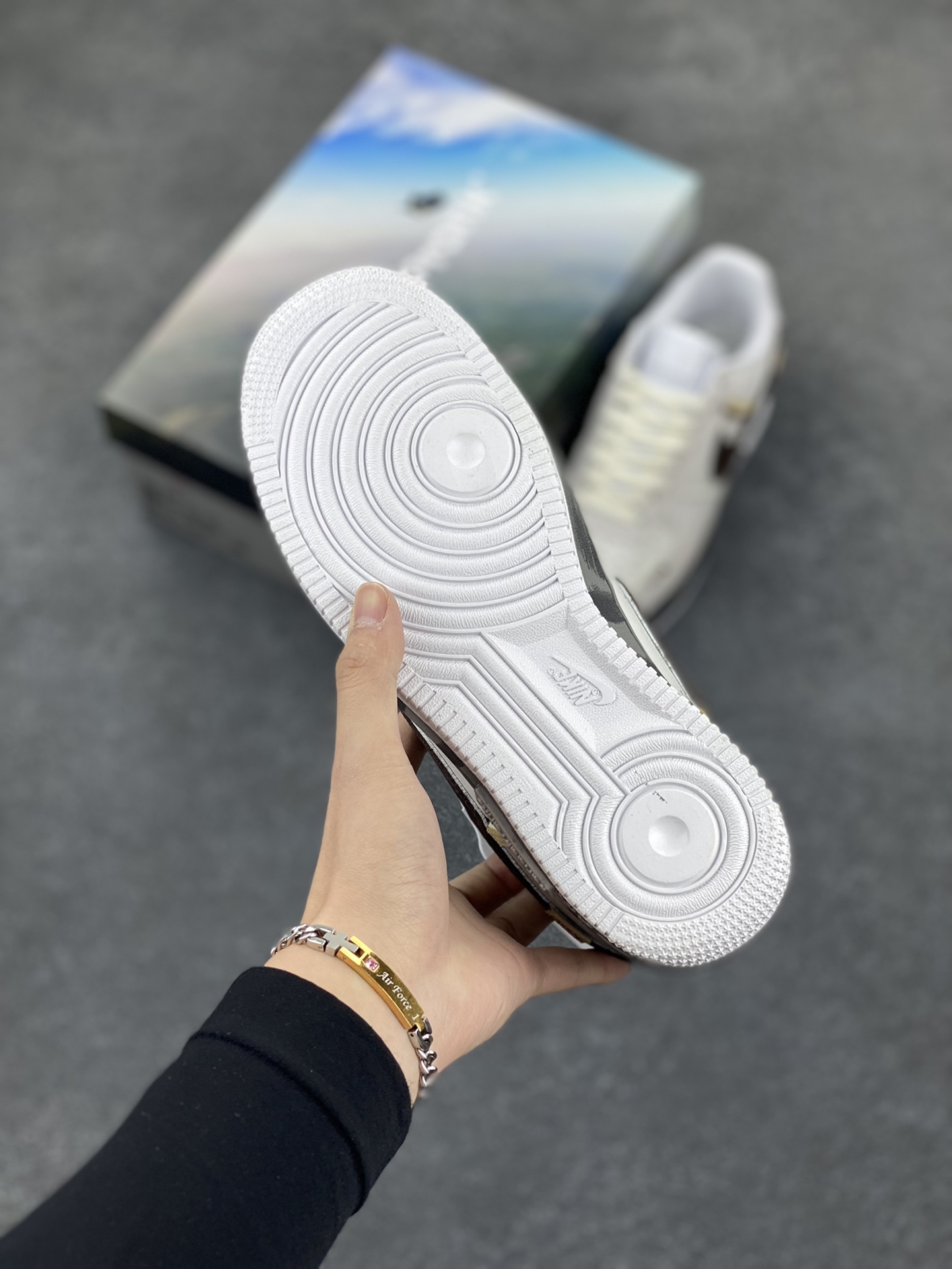 图片[5]-Nike Air Force 1 Low 空军一号低帮百搭休闲运动板鞋。柔软、弹性十足的缓震性能和出色的中底设计，横跨复古与现代的外型结合，造就出风靡全球三十多年的Force 1，直到今天还深受青睐。 货号：CW2288-111 尺码：36 36.5 37.5 38 38.5 39 40 40.5 41 42 42.5 43 44 44.5 45-选品中心