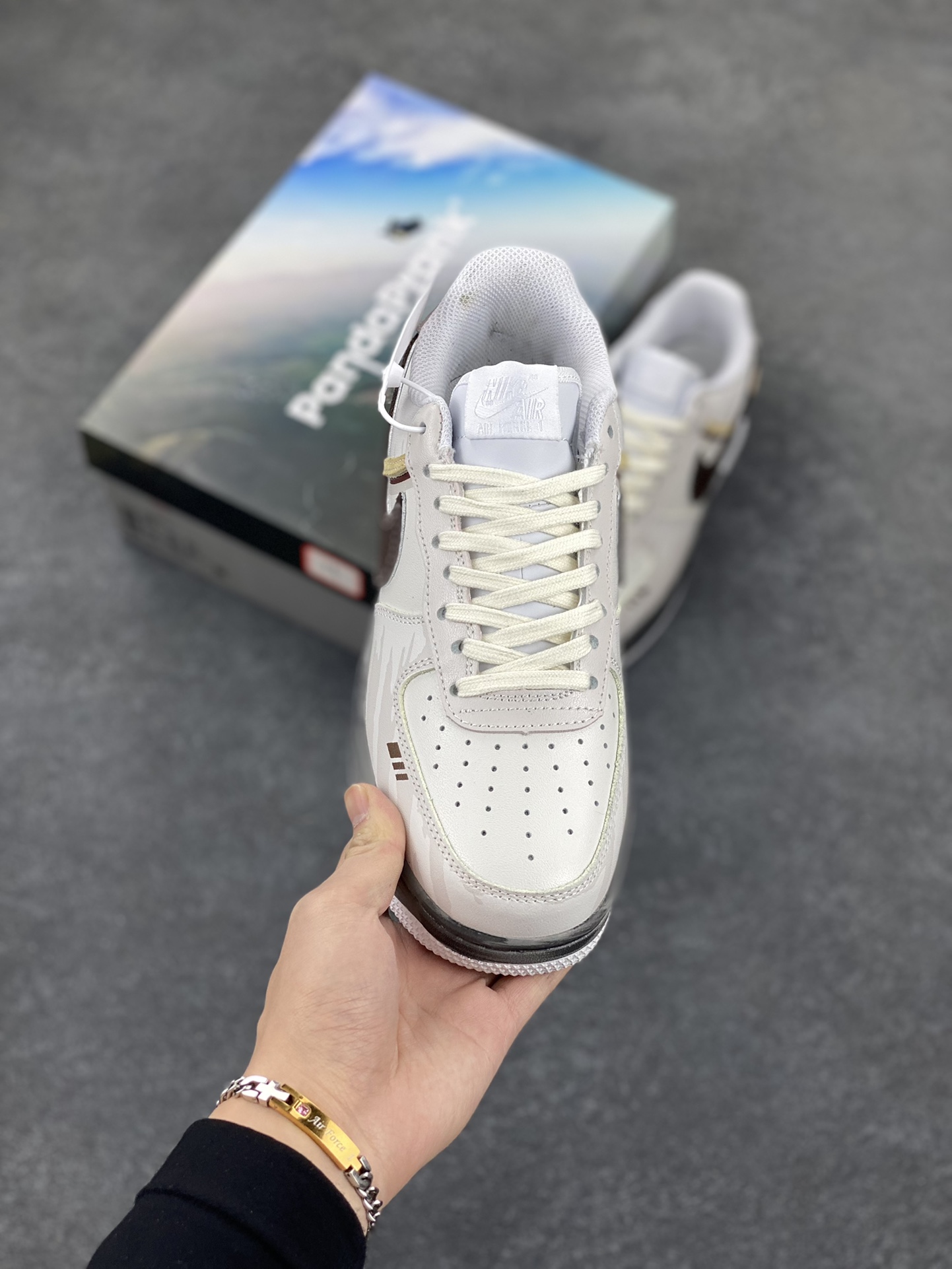 图片[2]-Nike Air Force 1 Low 空军一号低帮百搭休闲运动板鞋。柔软、弹性十足的缓震性能和出色的中底设计，横跨复古与现代的外型结合，造就出风靡全球三十多年的Force 1，直到今天还深受青睐。 货号：CW2288-111 尺码：36 36.5 37.5 38 38.5 39 40 40.5 41 42 42.5 43 44 44.5 45-选品中心