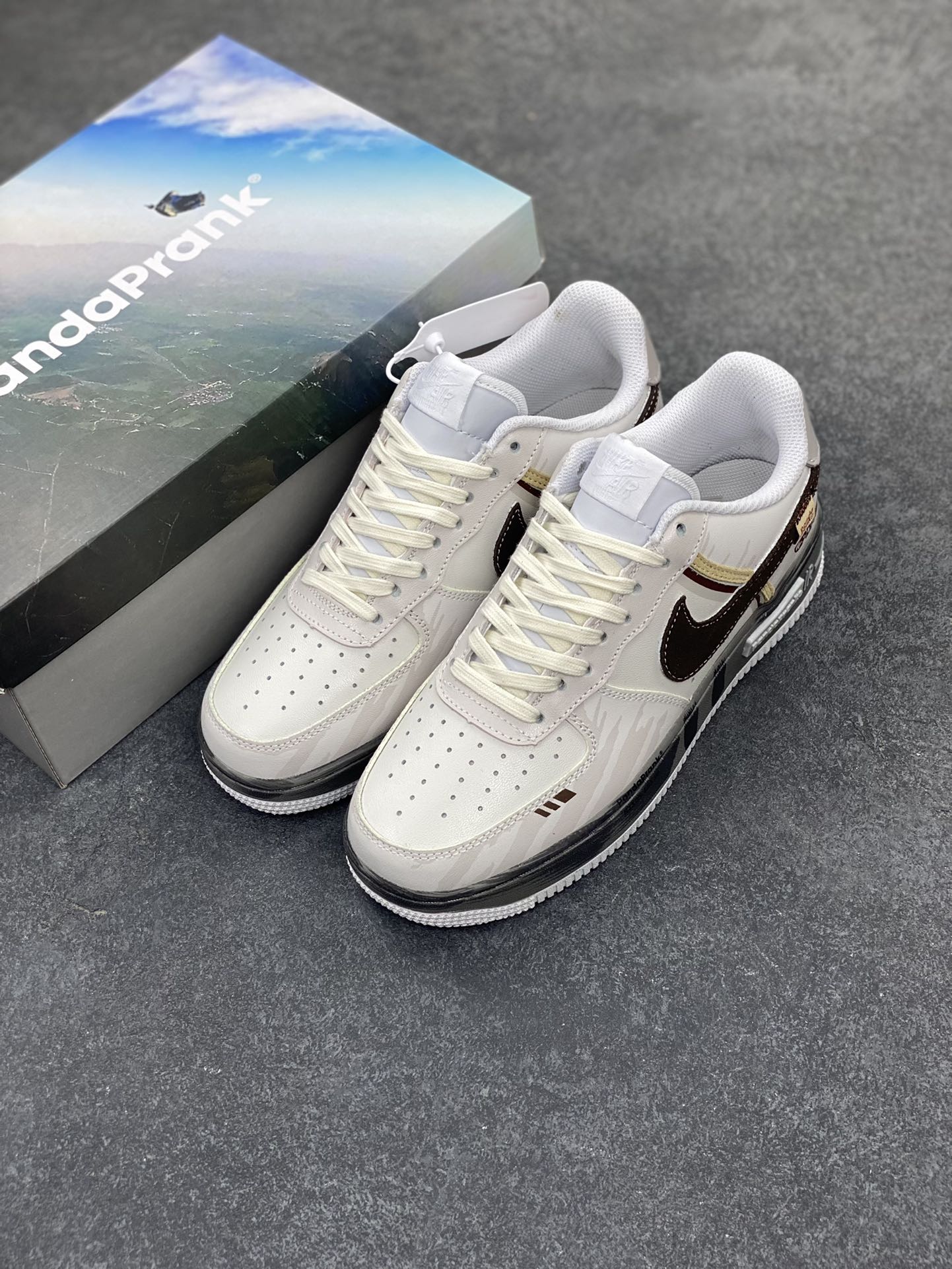 图片[8]-Nike Air Force 1 Low 空军一号低帮百搭休闲运动板鞋。柔软、弹性十足的缓震性能和出色的中底设计，横跨复古与现代的外型结合，造就出风靡全球三十多年的Force 1，直到今天还深受青睐。 货号：CW2288-111 尺码：36 36.5 37.5 38 38.5 39 40 40.5 41 42 42.5 43 44 44.5 45-选品中心