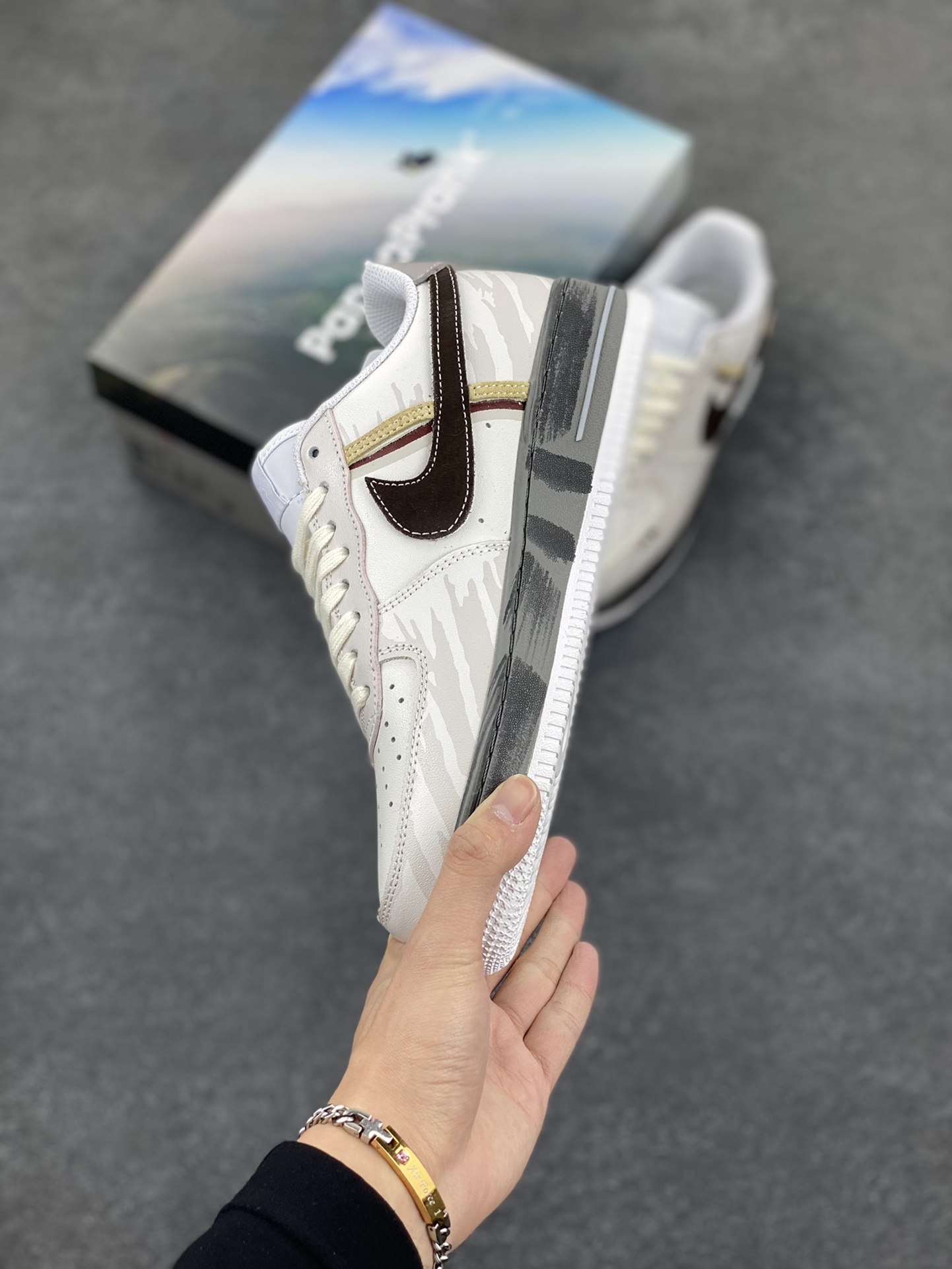 图片[3]-Nike Air Force 1 Low 空军一号低帮百搭休闲运动板鞋。柔软、弹性十足的缓震性能和出色的中底设计，横跨复古与现代的外型结合，造就出风靡全球三十多年的Force 1，直到今天还深受青睐。 货号：CW2288-111 尺码：36 36.5 37.5 38 38.5 39 40 40.5 41 42 42.5 43 44 44.5 45-选品中心