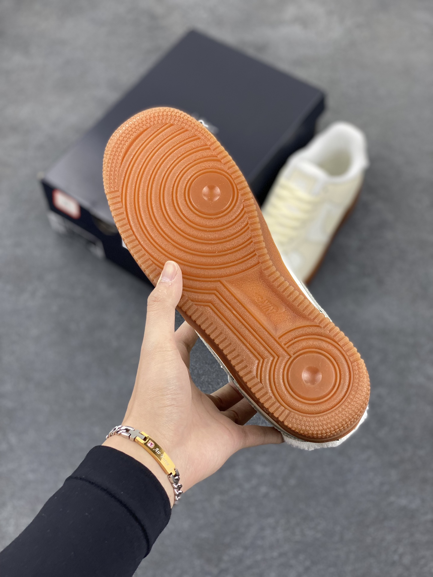 图片[5]-Nike Air Force 1 Low 空军一号低帮百搭休闲运动板鞋。柔软、弹性十足的缓震性能和出色的中底设计，横跨复古与现代的外型结合，造就出风靡全球三十多年的Force 1，直到今天还深受青睐。 货号：FV3701-119 尺码：36 36.5 37.5 38 38.5 39 40 40.5 41 42 42.5 43 44 44.5 45-选品中心