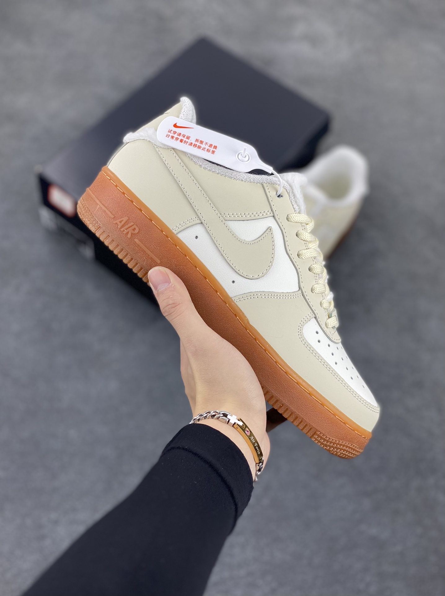 Nike Air Force 1 Low 空军一号低帮百搭休闲运动板鞋。柔软、弹性十足的缓震性能和出色的中底设计，横跨复古与现代的外型结合，造就出风靡全球三十多年的Force 1，直到今天还深受青睐。 货号：FV3701-119 尺码：36 36.5 37.5 38 38.5 39 40 40.5 41 42 42.5 43 44 44.5 45-选品中心