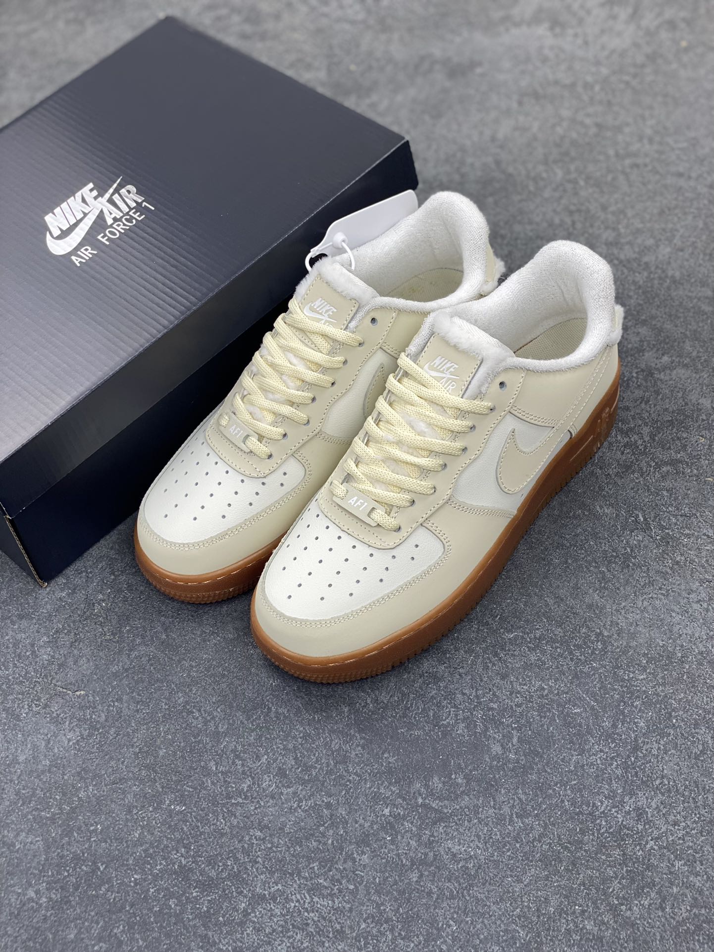 图片[8]-Nike Air Force 1 Low 空军一号低帮百搭休闲运动板鞋。柔软、弹性十足的缓震性能和出色的中底设计，横跨复古与现代的外型结合，造就出风靡全球三十多年的Force 1，直到今天还深受青睐。 货号：FV3701-119 尺码：36 36.5 37.5 38 38.5 39 40 40.5 41 42 42.5 43 44 44.5 45-选品中心