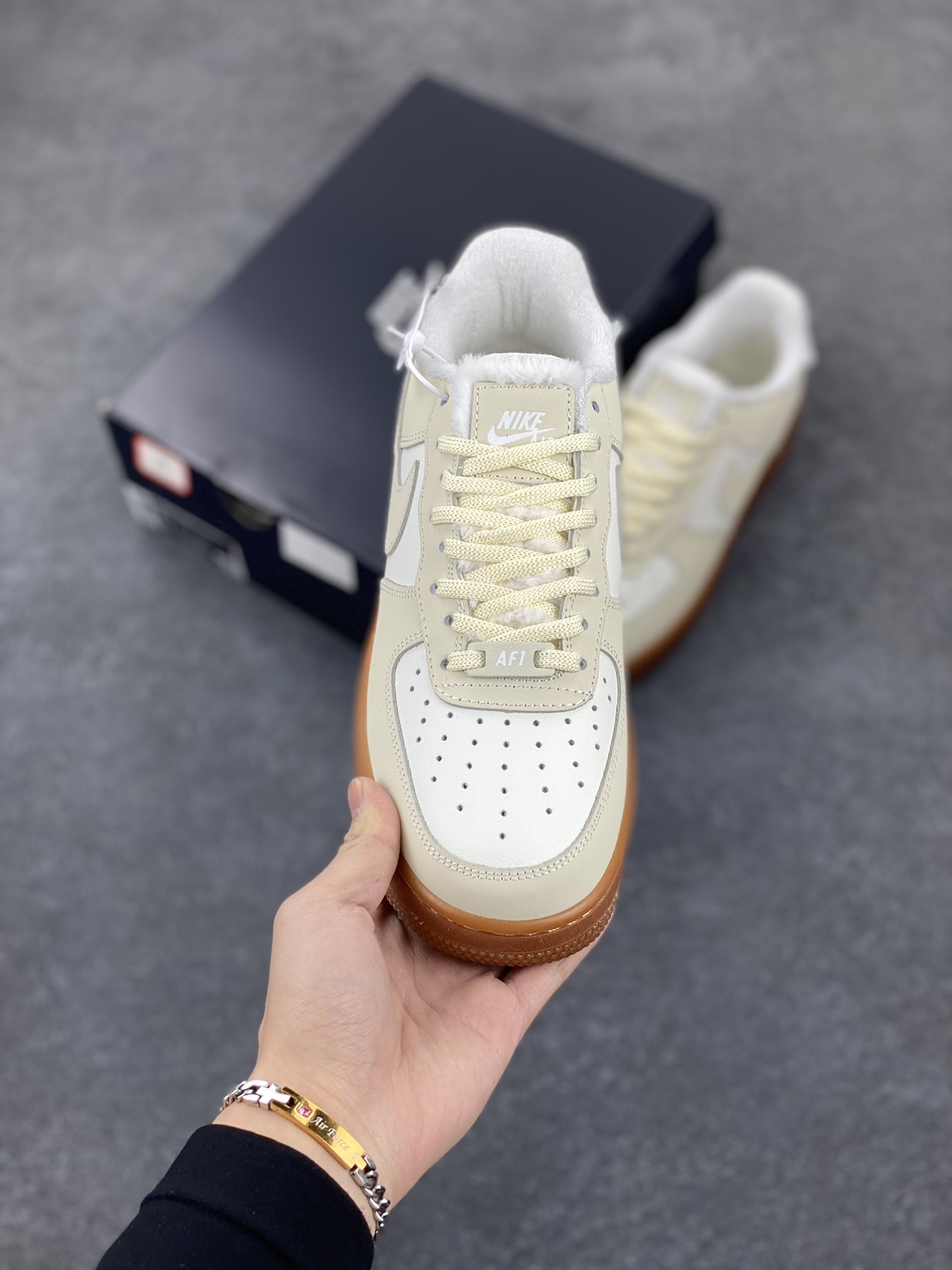 图片[2]-Nike Air Force 1 Low 空军一号低帮百搭休闲运动板鞋。柔软、弹性十足的缓震性能和出色的中底设计，横跨复古与现代的外型结合，造就出风靡全球三十多年的Force 1，直到今天还深受青睐。 货号：FV3701-119 尺码：36 36.5 37.5 38 38.5 39 40 40.5 41 42 42.5 43 44 44.5 45-选品中心