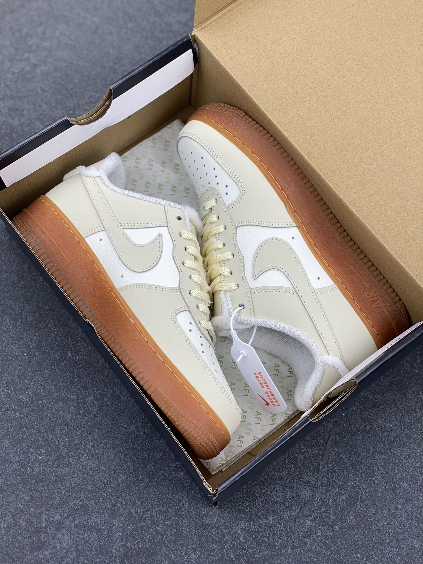 图片[9]-Nike Air Force 1 Low 空军一号低帮百搭休闲运动板鞋。柔软、弹性十足的缓震性能和出色的中底设计，横跨复古与现代的外型结合，造就出风靡全球三十多年的Force 1，直到今天还深受青睐。 货号：FV3701-119 尺码：36 36.5 37.5 38 38.5 39 40 40.5 41 42 42.5 43 44 44.5 45-选品中心