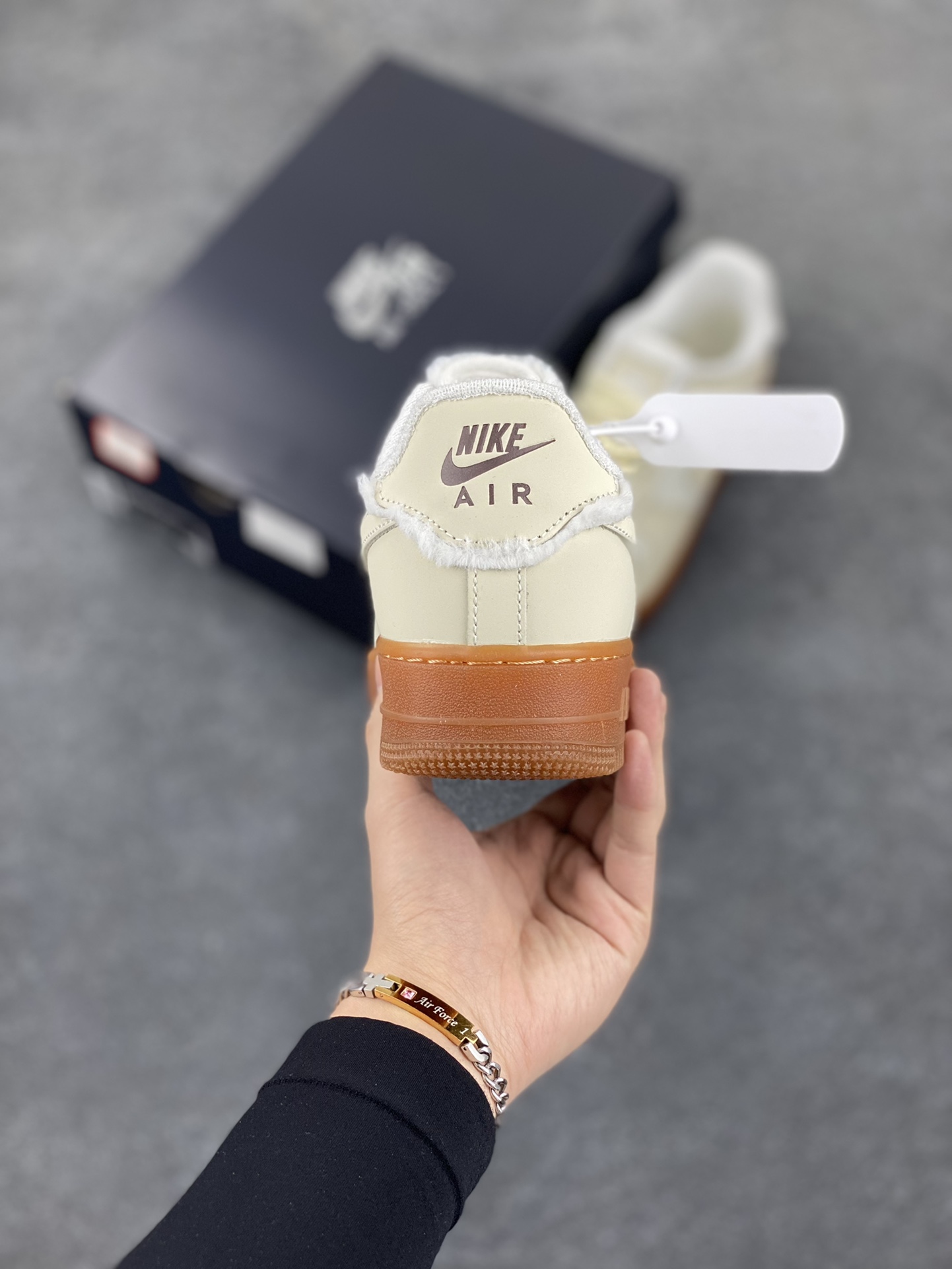 图片[4]-Nike Air Force 1 Low 空军一号低帮百搭休闲运动板鞋。柔软、弹性十足的缓震性能和出色的中底设计，横跨复古与现代的外型结合，造就出风靡全球三十多年的Force 1，直到今天还深受青睐。 货号：FV3701-119 尺码：36 36.5 37.5 38 38.5 39 40 40.5 41 42 42.5 43 44 44.5 45-选品中心