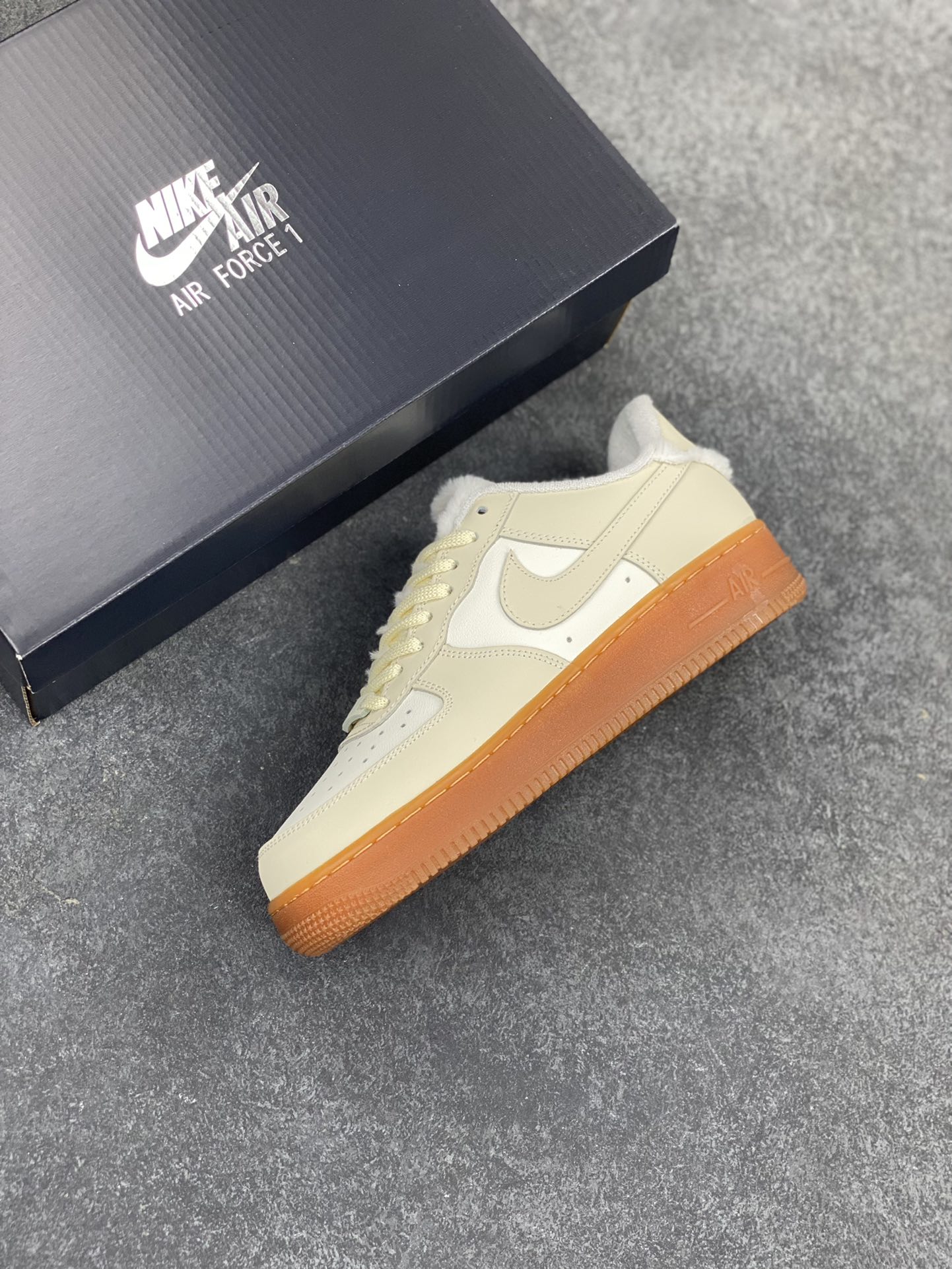 图片[7]-Nike Air Force 1 Low 空军一号低帮百搭休闲运动板鞋。柔软、弹性十足的缓震性能和出色的中底设计，横跨复古与现代的外型结合，造就出风靡全球三十多年的Force 1，直到今天还深受青睐。 货号：FV3701-119 尺码：36 36.5 37.5 38 38.5 39 40 40.5 41 42 42.5 43 44 44.5 45-选品中心