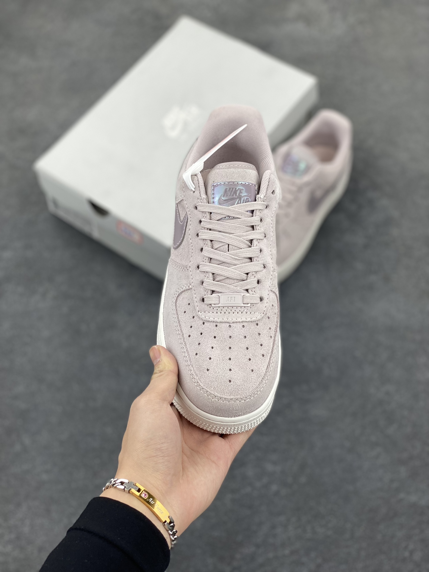 图片[2]-Air Force 1\’ 07 翻毛粉 原楦头原纸板 打造纯正空军版型 专注外贸渠道 全掌内置蜂窝气垫 #原盒配件 原厂中底钢印、拉帮完美 货号：HJ4401-001 尺码：36 36.5 37.5 38 38.5 39 40 40.5 41 42 42.5 43 44 44.5 45-选品中心