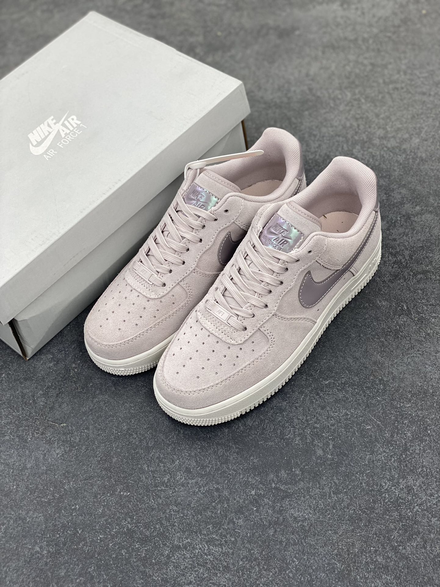 图片[8]-Air Force 1\’ 07 翻毛粉 原楦头原纸板 打造纯正空军版型 专注外贸渠道 全掌内置蜂窝气垫 #原盒配件 原厂中底钢印、拉帮完美 货号：HJ4401-001 尺码：36 36.5 37.5 38 38.5 39 40 40.5 41 42 42.5 43 44 44.5 45-选品中心