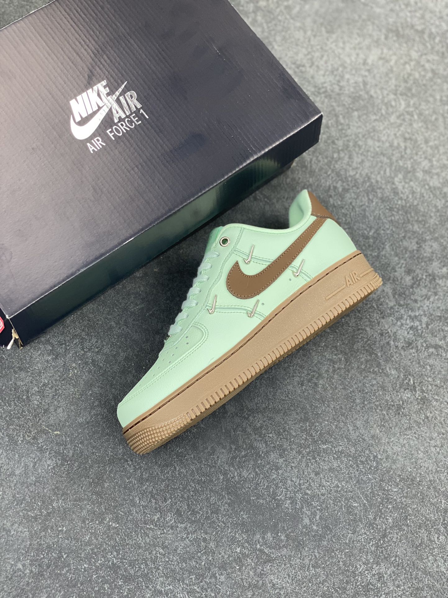 图片[7]-Nike Air Force 1 Low 07 蒂芙尼绿四铁钩 空军一号低帮运动休闲板鞋 原楦头原纸板 打造纯正低帮空军版型 专注外贸渠道 全掌内置蜂窝气垫 原盒配件 原厂中底钢印、拉帮完美 货号：IB8894-329 尺码：36 36.5 37.5 38 38.5 39 40 40.5 41 42 42.5 43 44 44.5 45-选品中心