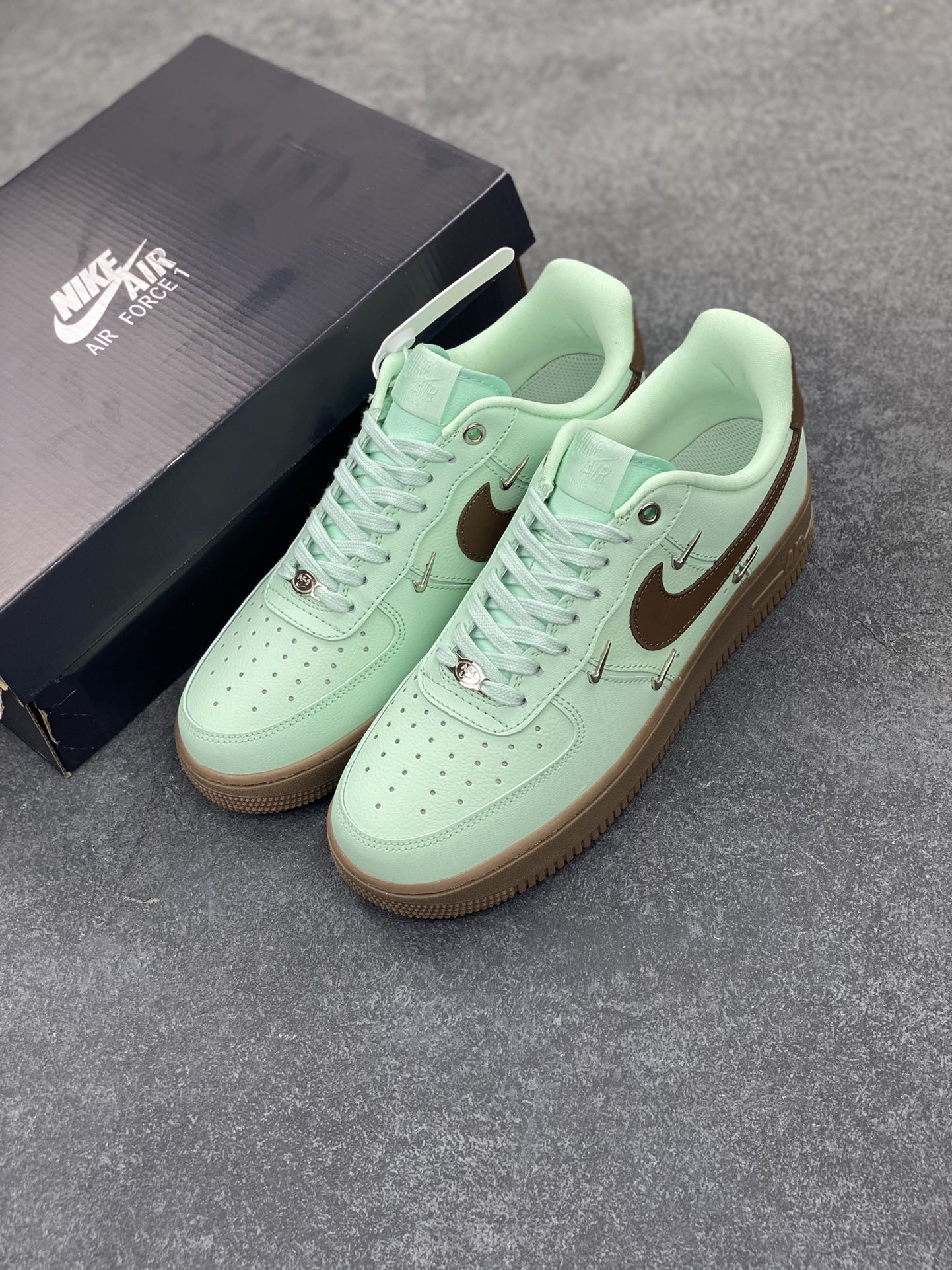 图片[8]-Nike Air Force 1 Low 07 蒂芙尼绿四铁钩 空军一号低帮运动休闲板鞋 原楦头原纸板 打造纯正低帮空军版型 专注外贸渠道 全掌内置蜂窝气垫 原盒配件 原厂中底钢印、拉帮完美 货号：IB8894-329 尺码：36 36.5 37.5 38 38.5 39 40 40.5 41 42 42.5 43 44 44.5 45-选品中心
