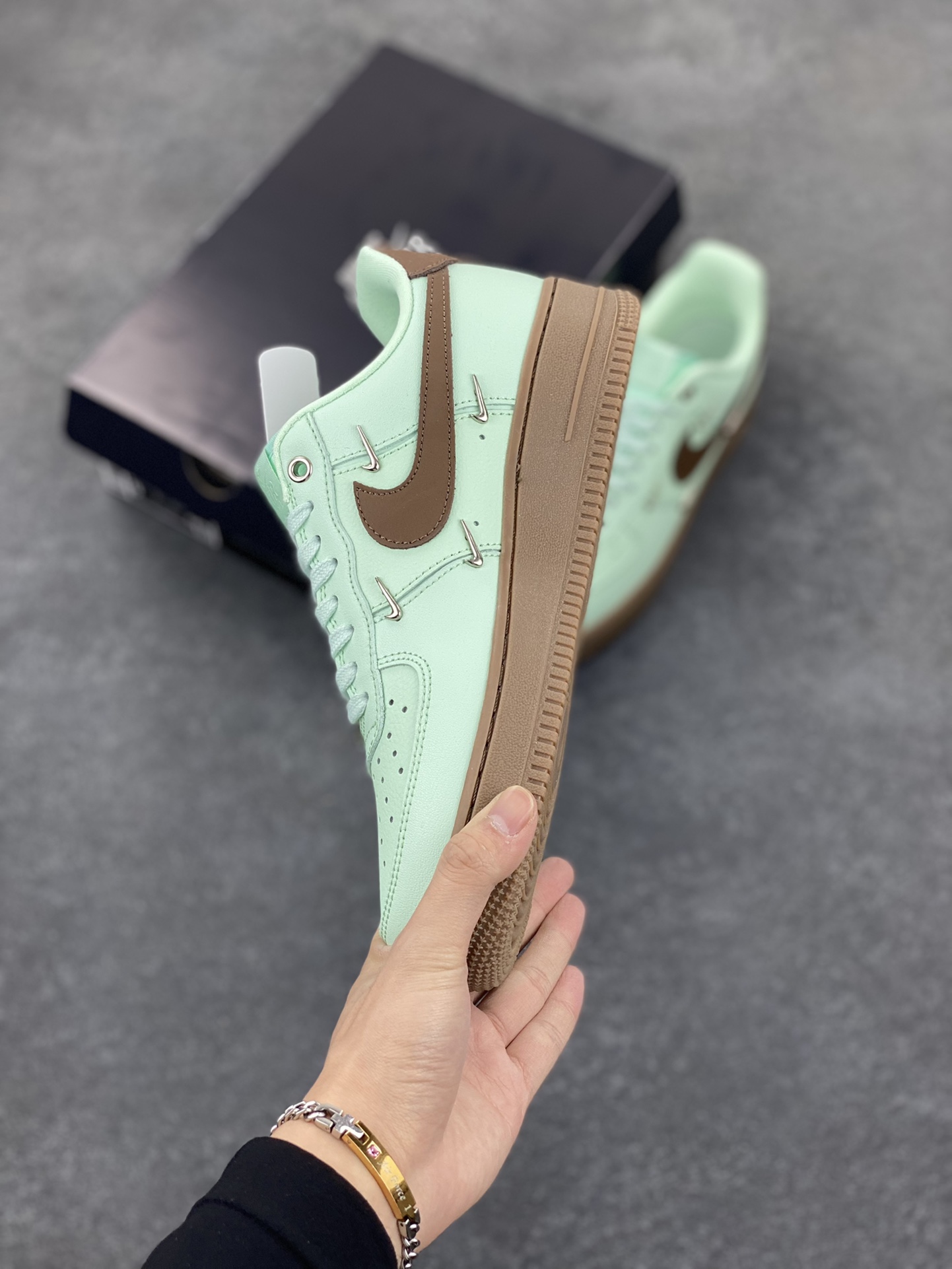 图片[3]-Nike Air Force 1 Low 07 蒂芙尼绿四铁钩 空军一号低帮运动休闲板鞋 原楦头原纸板 打造纯正低帮空军版型 专注外贸渠道 全掌内置蜂窝气垫 原盒配件 原厂中底钢印、拉帮完美 货号：IB8894-329 尺码：36 36.5 37.5 38 38.5 39 40 40.5 41 42 42.5 43 44 44.5 45-选品中心