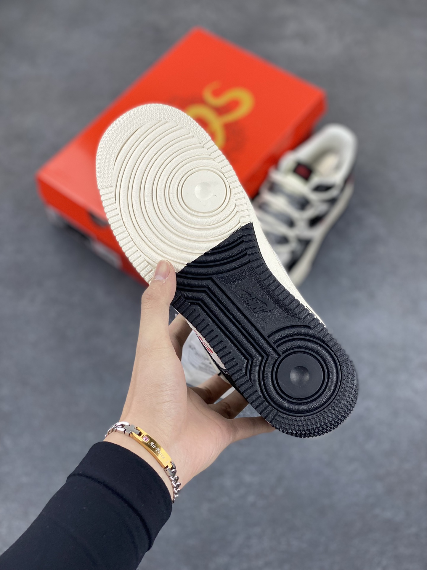 图片[5]-NIke Air Force 1 \’07 Low “斯图西联名蛇年限定——黑蛇纹抽绳”空军一号 低帮 运动鞋 休闲鞋 折边针车 工艺难度大 原楦头原纸板 原装鞋盒 定制五金配件 内置全掌气垫 原厂鞋底 货号：DM6688-013 尺码：36 36.5 37.5 38 38.5 39 40 40.5 41 42 42.5 43 44 44.5 45-选品中心