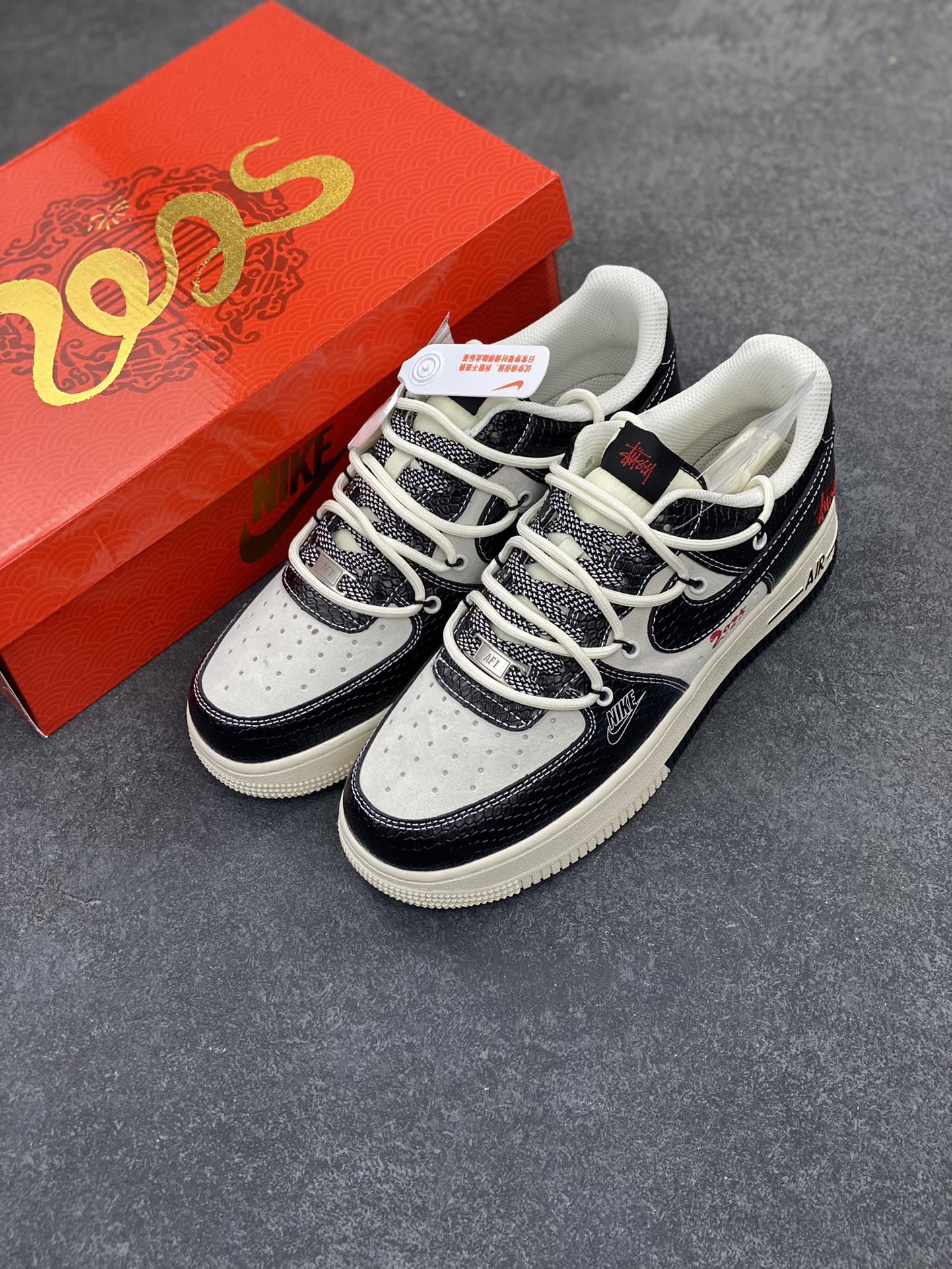 图片[8]-NIke Air Force 1 \’07 Low “斯图西联名蛇年限定——黑蛇纹抽绳”空军一号 低帮 运动鞋 休闲鞋 折边针车 工艺难度大 原楦头原纸板 原装鞋盒 定制五金配件 内置全掌气垫 原厂鞋底 货号：DM6688-013 尺码：36 36.5 37.5 38 38.5 39 40 40.5 41 42 42.5 43 44 44.5 45-选品中心
