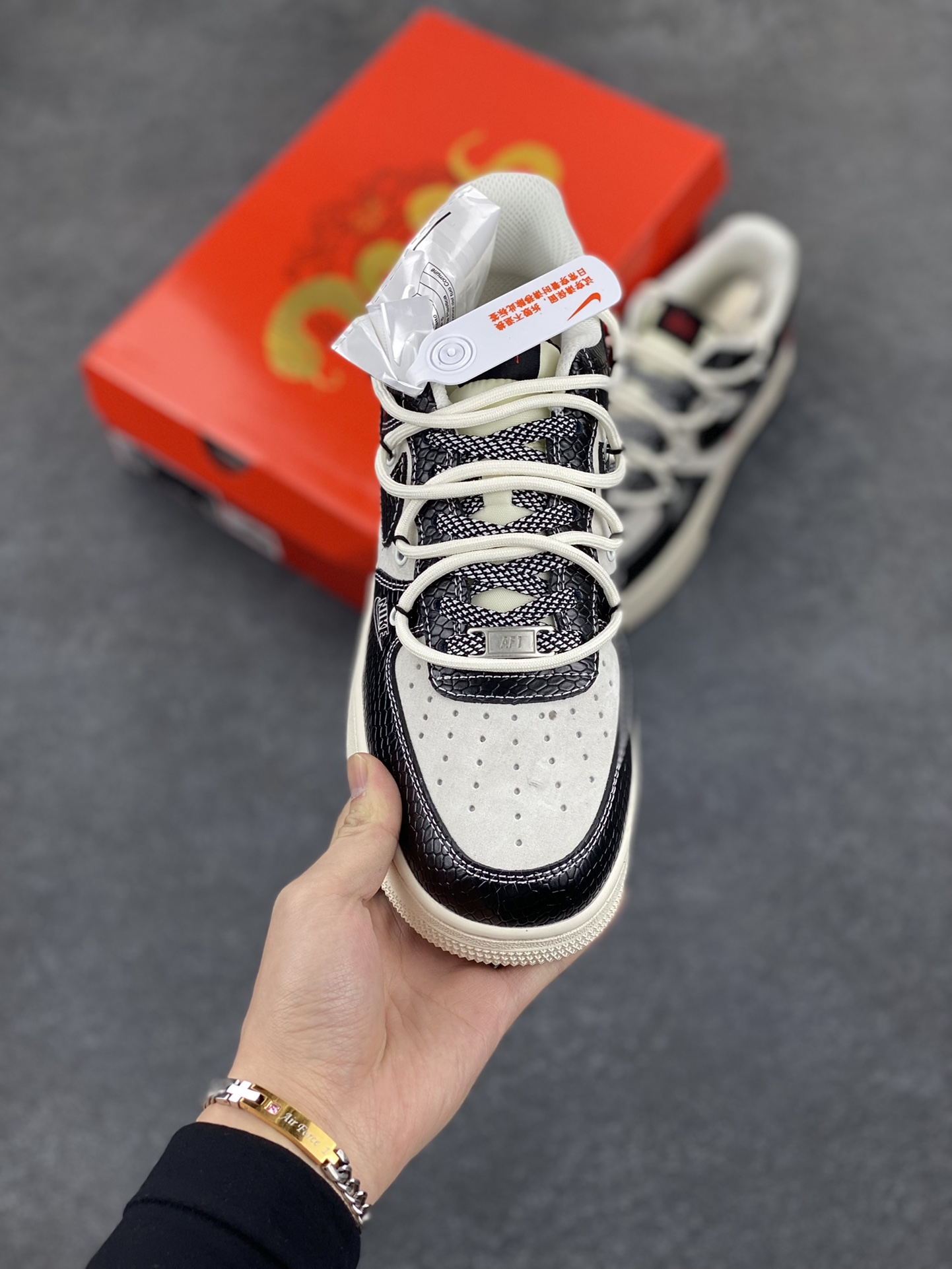 图片[2]-NIke Air Force 1 \’07 Low “斯图西联名蛇年限定——黑蛇纹抽绳”空军一号 低帮 运动鞋 休闲鞋 折边针车 工艺难度大 原楦头原纸板 原装鞋盒 定制五金配件 内置全掌气垫 原厂鞋底 货号：DM6688-013 尺码：36 36.5 37.5 38 38.5 39 40 40.5 41 42 42.5 43 44 44.5 45-选品中心